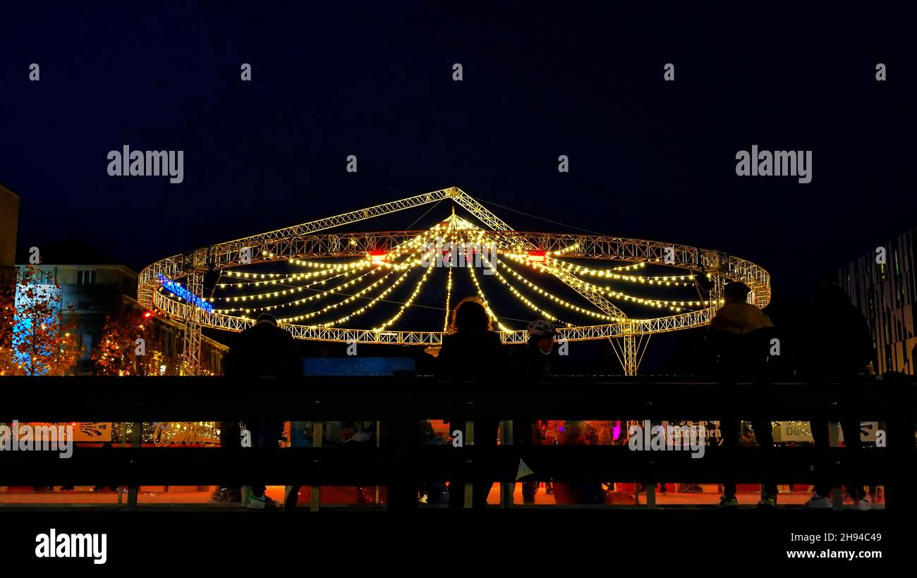 Belle patinoire illuminée avec silhouettes de personnes au marché de Noël 2021 dans le centre-ville de Düsseldorf/Allemagne. Banque D'Images