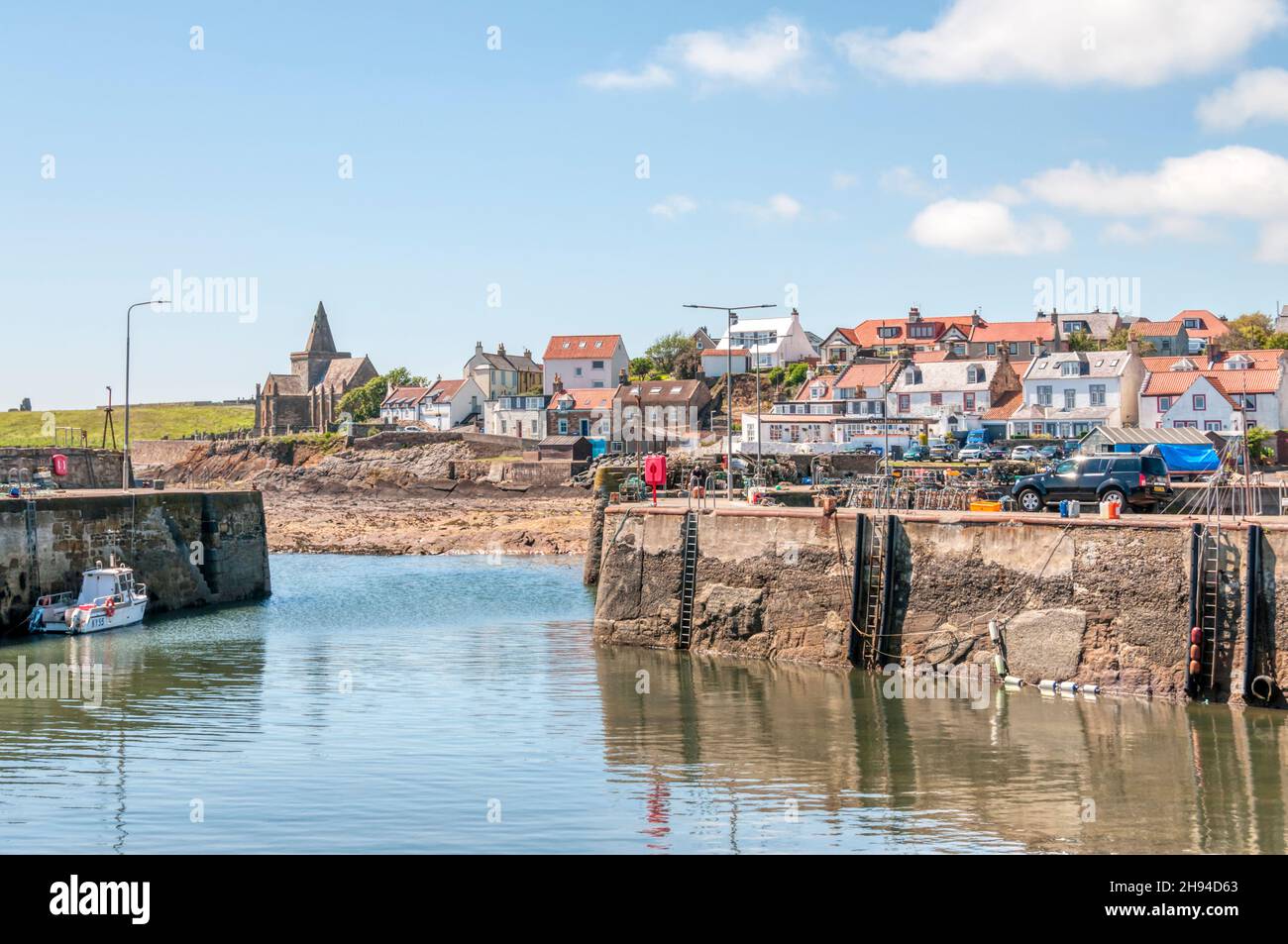 Le pittoresque village de bord de mer de St Monans dans le Neuk est de Fife, en Écosse, vu de l'autre côté de l'entrée du port. Banque D'Images