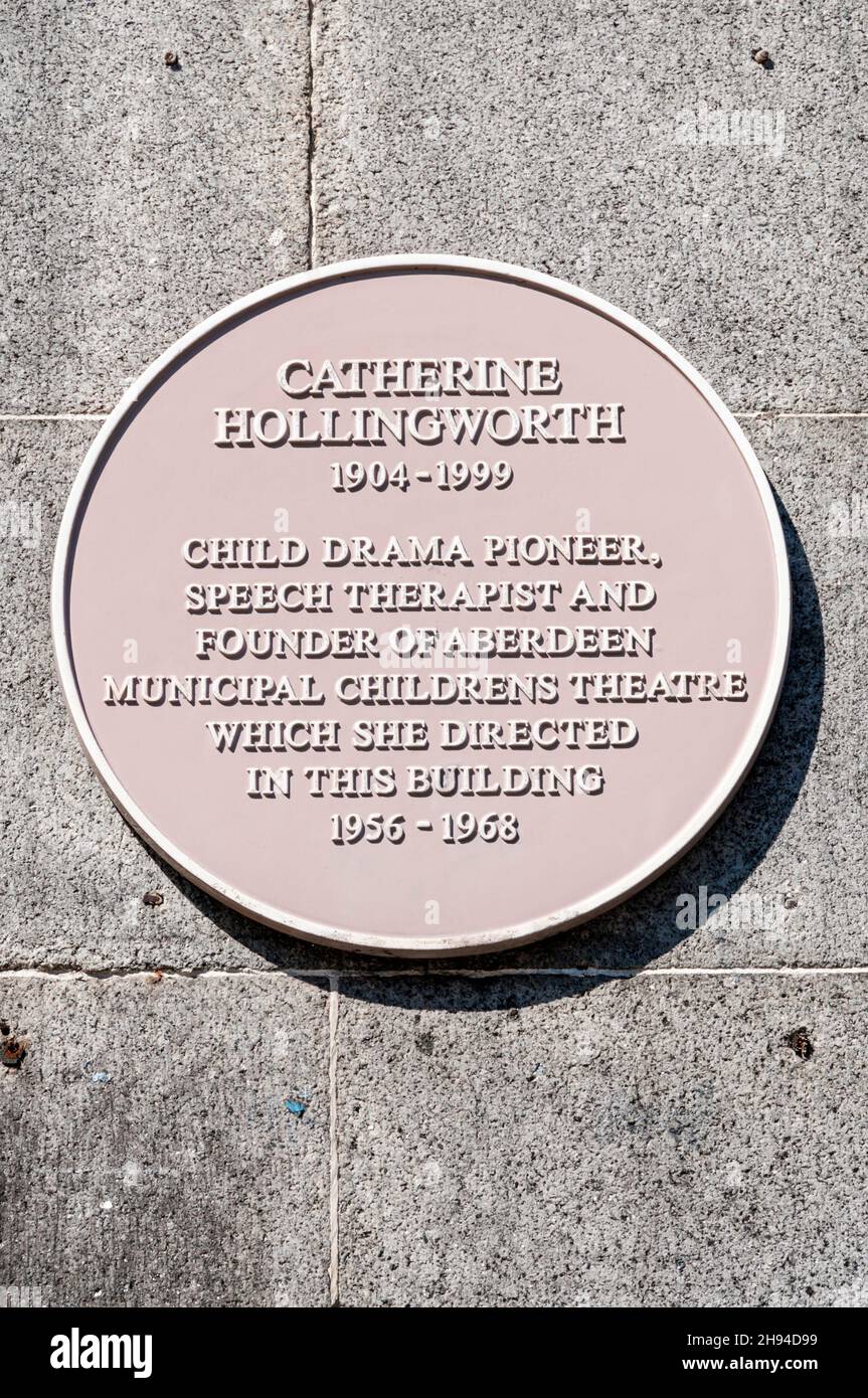 Une plaque commémorant Catherine Hollingworth sur le théâtre Aberdeen Childrens. Banque D'Images