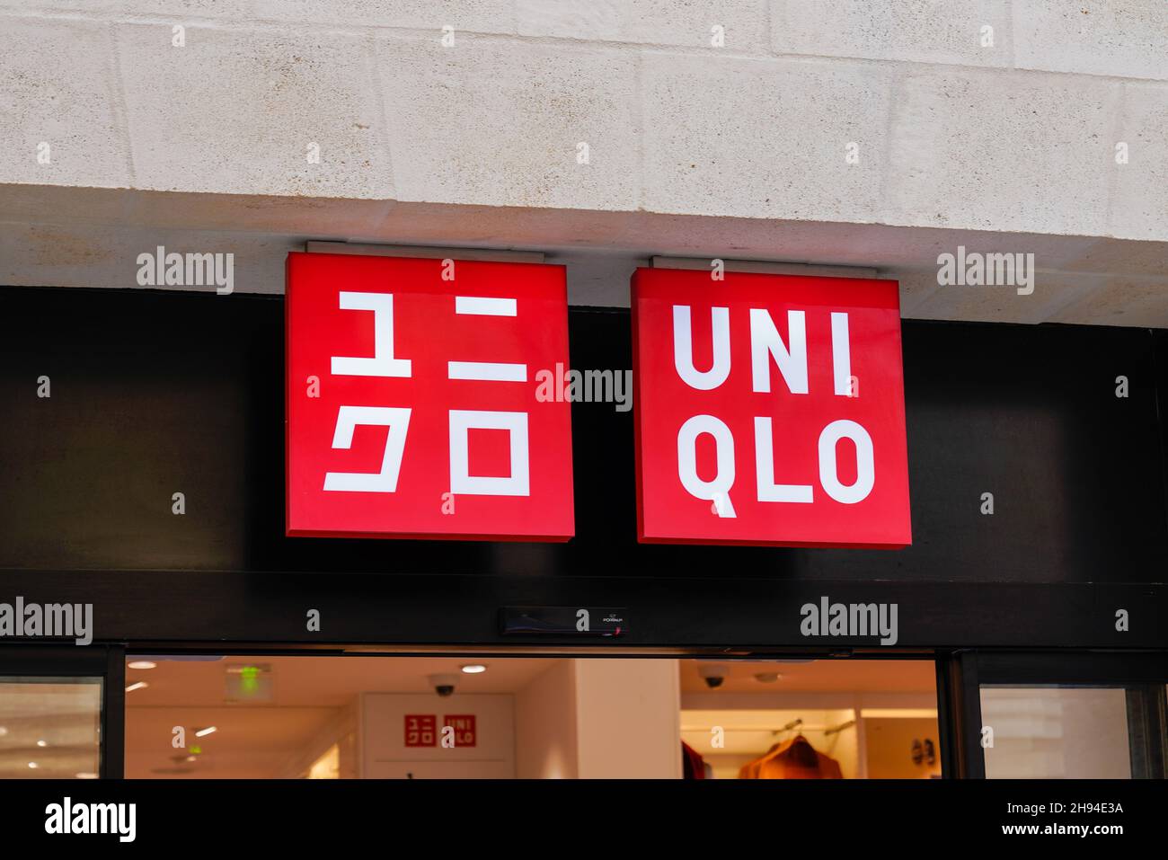 Bordeaux , Aquitaine France - 10 25 2021 : uniqlo magasin enseigne marque  japonaise décontracté fabricant designer de mode logo Photo Stock - Alamy