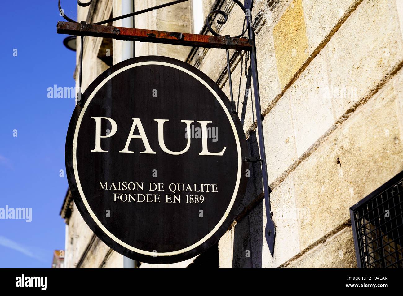 Bordeaux , Aquitaine France - 10 25 2021 : paul texte signe et logo marque de la boulangerie française et fastfood restaurant à emporter Banque D'Images