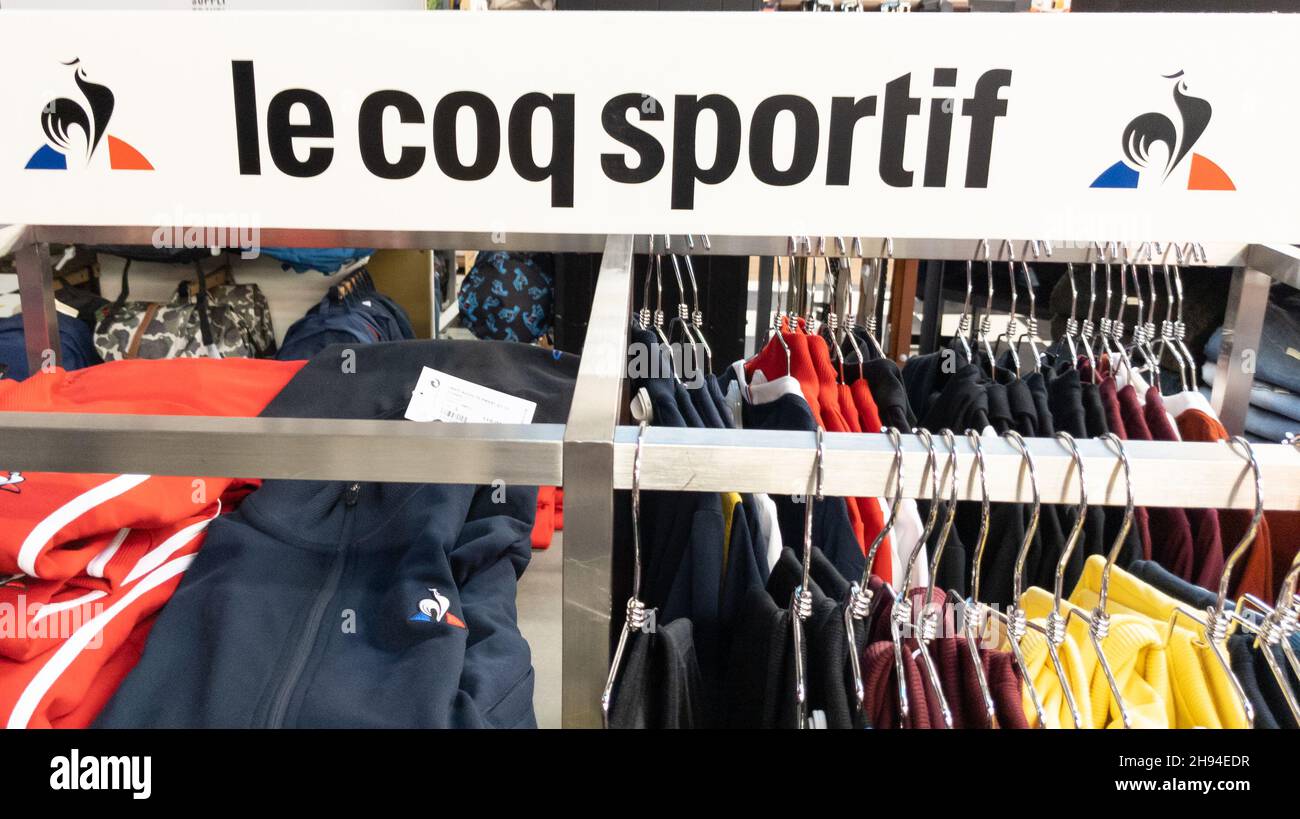 Bordeaux , Aquitaine France - 10 25 2021 : le coq sportif logo poulet  oiseau marque et texte signe sur sport magasin active mode Photo Stock -  Alamy