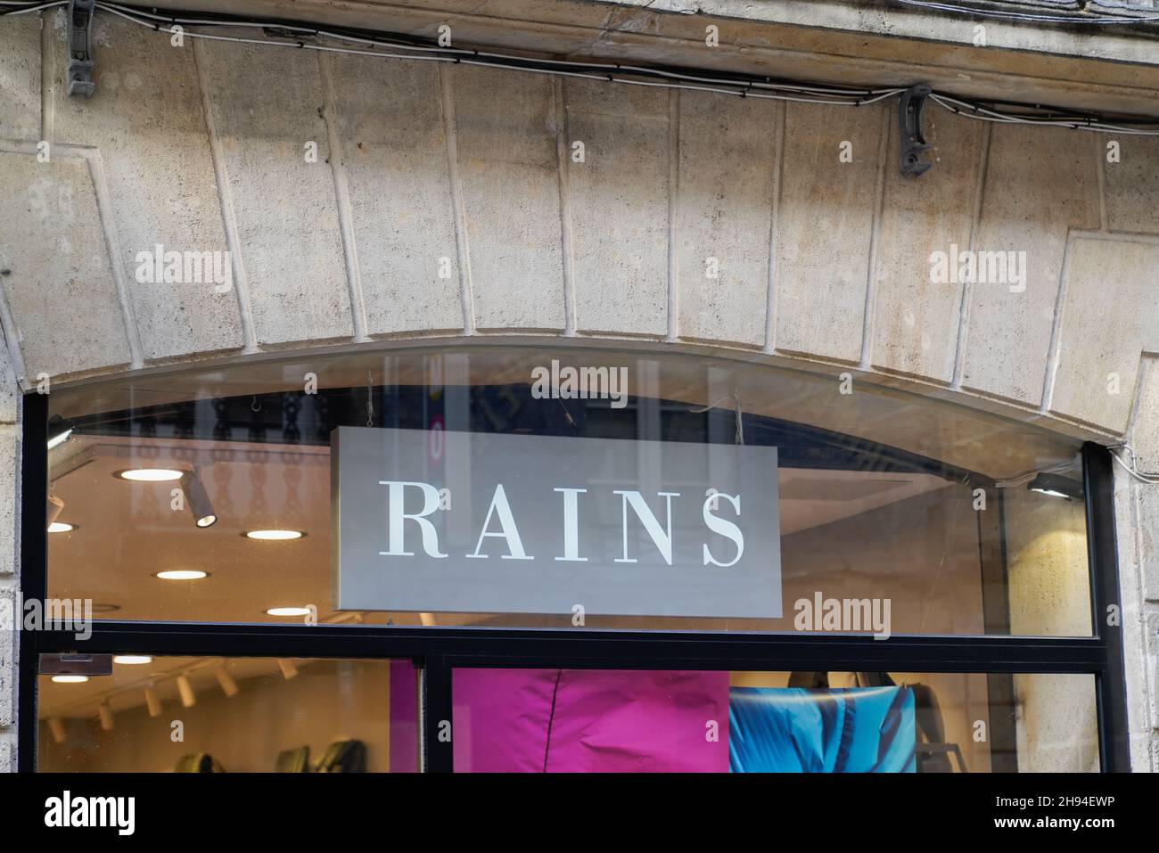 Bordeaux , Aquitaine France - 10 25 2021 : logo RAINS marque et texte signe de l'hiver raining coat store Banque D'Images