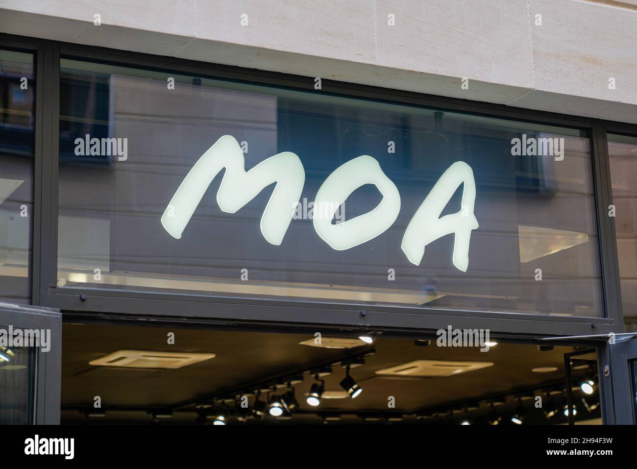 Bordeaux , Aquitaine France - 10 25 2021 : marque de logo Moa et texte  enseigne magasin bijoux boutique boutique française bijoux boutique mode  Photo Stock - Alamy