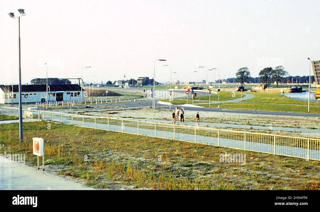 Sur le canal de Gand vers Sluiskil, Terneuzen, Zélande, pays-Bas, 6 août  1969 Photo Stock - Alamy