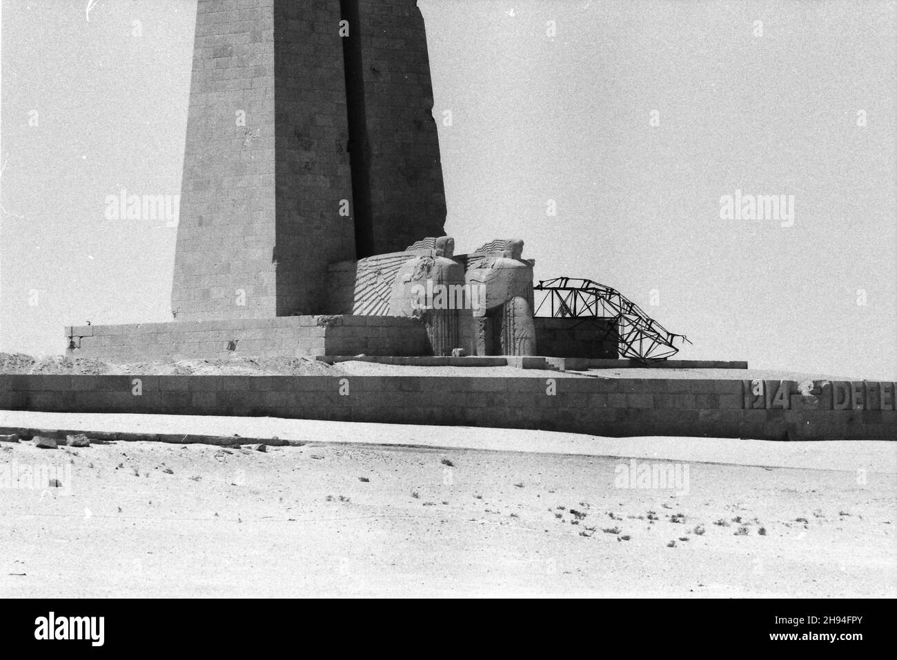 Mémorial du canal de Suez 1914-18, '1914 Défense du canal de Suez 1918' endommagé, septembre 1978 Banque D'Images