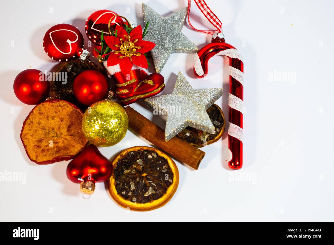Fond de Noël, avec étoile, boules de Noël, cannelle, décoration Banque D'Images