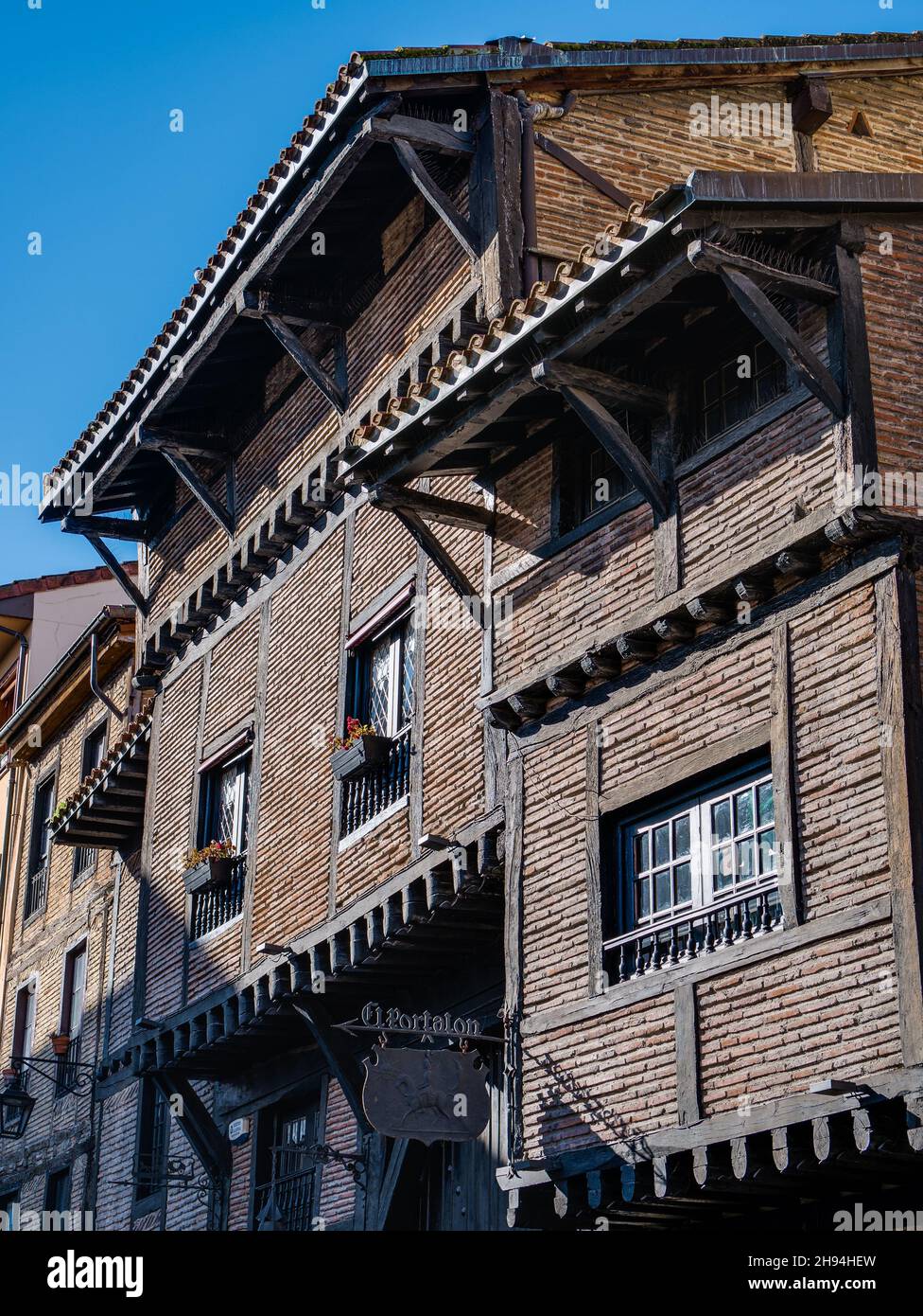 Vue extérieure du bâtiment médiéval à pans de bois 'El Portalon' dans la vieille ville, emplacement d'un célèbre restaurant à Vitoria, pays basque, Espagne Banque D'Images