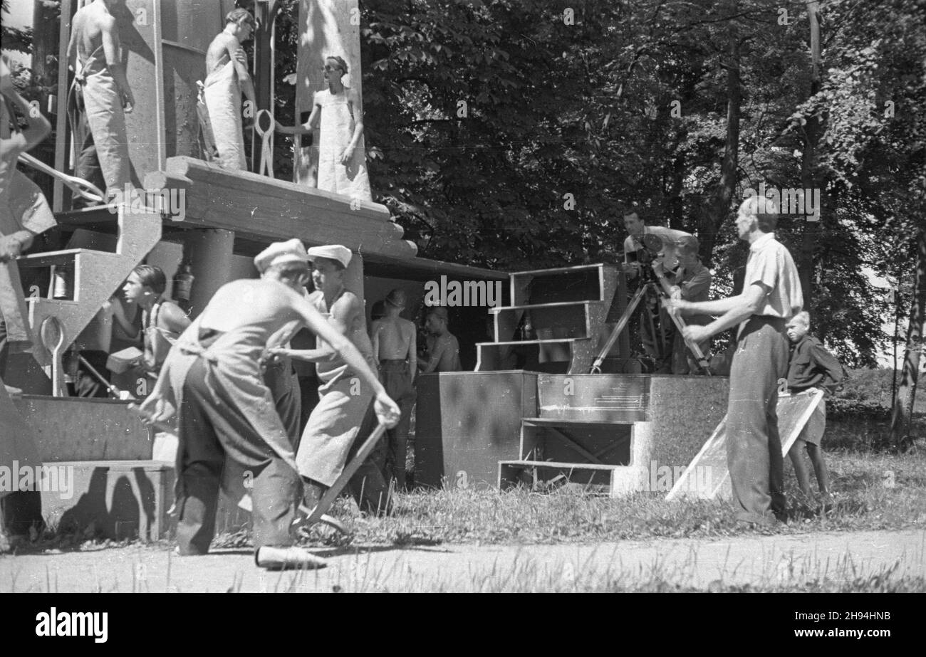 S³awa Œl¹ska, 1947-07.Obóz przygotowawczy dla cz³onków polskiej delegacji na Miêdzynodowy Festivwal M³odzie¿y W Pradze (lipiec-sierpieñ 1947 r.).Uczestnicy podzieleni byli na trzy grupy: Chór, zespó³ taneczny i zespó³ odbudowy, który mia³ wzi¹æ udzia³ W odbudowie zniszczonej ca³kowicie przez hitlerowców wsi Lidice.NZ. Próba przed wystepem artystycznym.W g³êbi ekipa Polskiej Kroniki Filmowej (PKF) dokumentuje przygotowania. bk PAP Dok³adny dzieñ wydarzenia nieustalony.Slaska Slaska, juillet 1947.Un camp préparatoire pour les membres d'une délégation polonaise au Festi International de la Jeunesse Banque D'Images