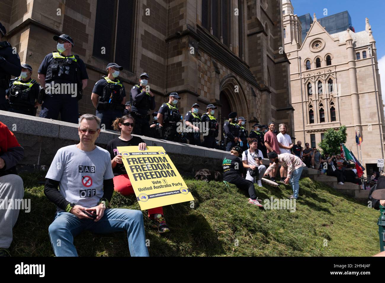 Melbourne, Australie, 4 décembre 2021.Un manifestant avec un panneau de « liberté » du Parti de l'Australie unie devant la police à St Paul près de la gare de Flinders Street lors de la dernière « Abrogation the Bill » mars de milliers de manifestants du Parlement à la gare de Flinders Street pour tenir l'intersection.Des manifestants ont défilé dans les bureaux de l'ABC et de la maison du gouvernement.Crédit : Michael Currie/Speed Media/Alay Live News Banque D'Images