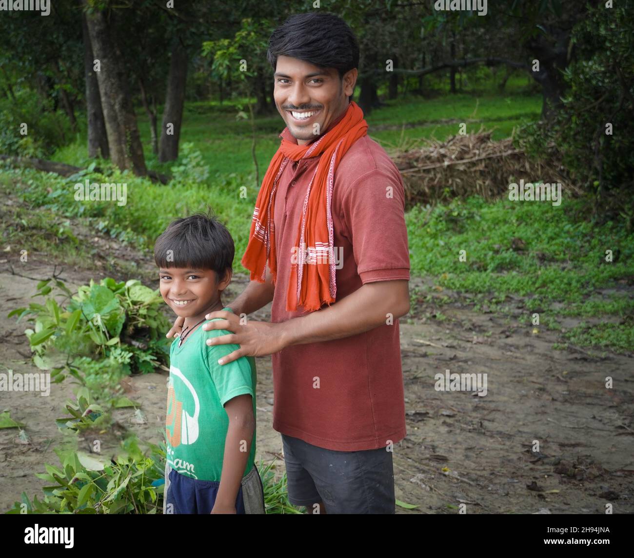 Joyeux fermier indien rural avec son fils Banque D'Images