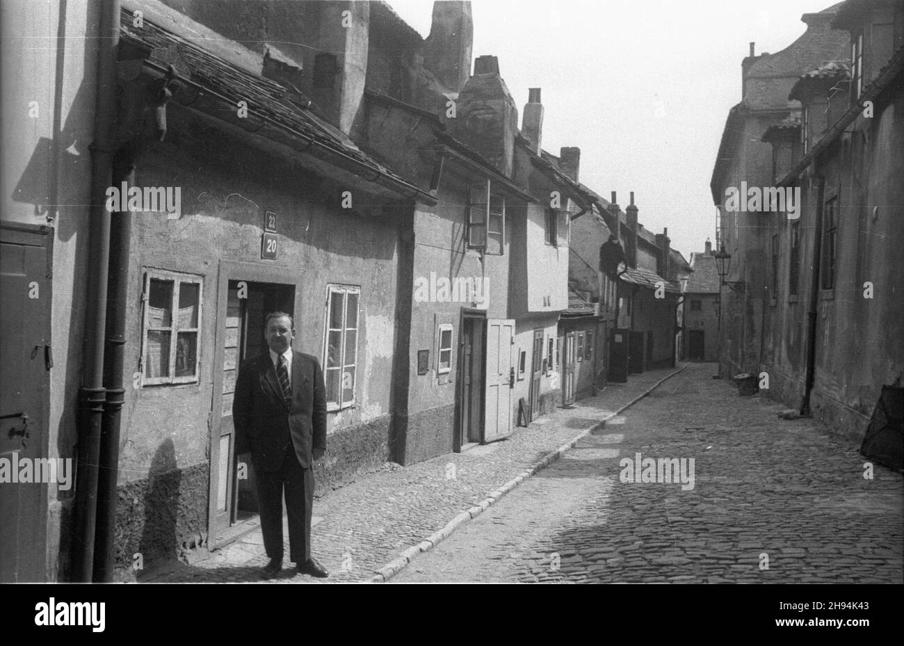 Czechy, Praga, 1947-07-02.Z³ota Uliczka, jeden z najbardziej znanych zabytków miasta.XVI wieczna zabudowa powsta³a miêdzy romañskim i póŸnogotyckim obwarowanem pó³nocnej czêœci zamku królewskiego Hradczany.By³a pocz¹tkowo miejschem zamieszkania miejscowych z³otników. po/ms PAPRépublique tchèque, Prague 2 juillet 1947.La Golden Lane, l'un des monuments les plus connus de Prague.Les bâtiments du XVIe siècle sont construits dans le style roman et gothique tardif, sur le côté nord du château royal de Hradchany.Au début, il a été habité par des orfèvres locaux. po/ms PAP Banque D'Images