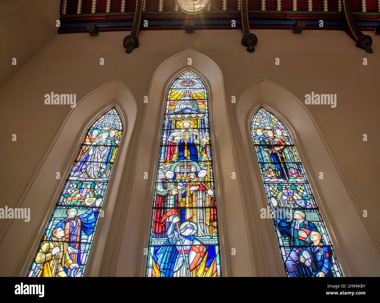 Vitraux dans les détails de l'architecture intérieure de la chapelle Saint-George qui fait partie de l'église anglicane de la cathédrale Saint-James.Nov Banque D'Images