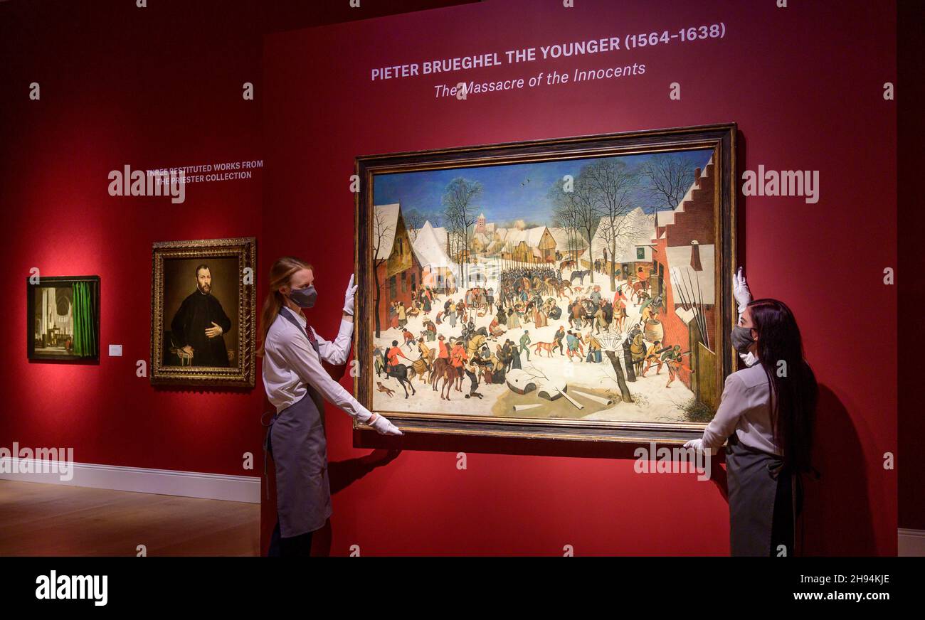 Christie’s, Londres, Royaume-Uni.3 décembre 2021.Image (à gauche) : le massacre des innocents par Pieter Brueghel le jeune sera offert aux enchères pour la première fois dans la vente en soirée des anciens maîtres de Christie le 7 décembre, en tant que point culminant de la Classic week à Londres.Le travail est estimé à £1,000,000-1,500,000; (à droite): Un premier chef-d'œuvre, Portrait d'un gentleman par El Greco, conduit un groupe de trois anciens maîtres exceptionnels pillés restitués aux héritiers de la Collection Julius & Camilla Priester, avec une estimation de £800,000-1,200,000.Crédit: Malcolm Park/Alay Banque D'Images