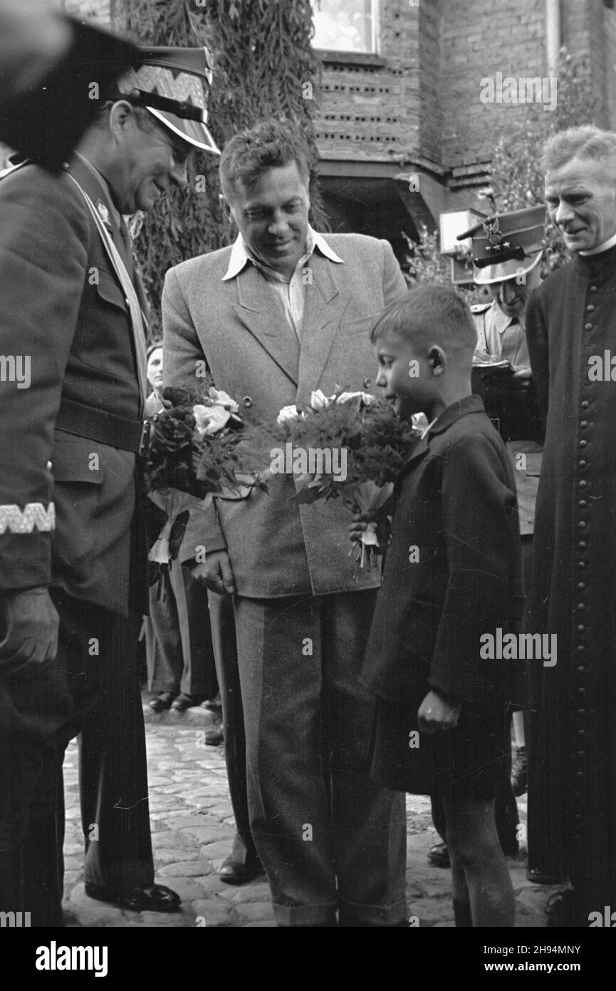 Kartuzy, 1947-07-06.Rynek avec Kartuzach.Uroczystoœæ przekazania Kartuskiemu Pu³kowi Piechoty sztandaru ufundowanego przez mieszkañców miasta.ch³opiec wrêcza kwiaty marsza³kowi Polski Micha³owi Roli-¯ymierskiemu (1L).Stoj¹ m.in. wojewoda gdañski Stanis³aw Zra³ek (W œrodku) oraz ks. Kapelan ¯ebracchi (1P). bk/ak PAPKartuzy, The Marketplace, 6 juillet 1947.Cérémonie de transfert d'une bannière financée par les habitants de la ville au régiment d'infanterie de Kartuzy.Photo : un garçon donne des fleurs au Maréchal de Pologne Michal Rola-Zymierski (1er à partir de la gauche).Debout entre autres: Gdansk Voivod Stanis Banque D'Images