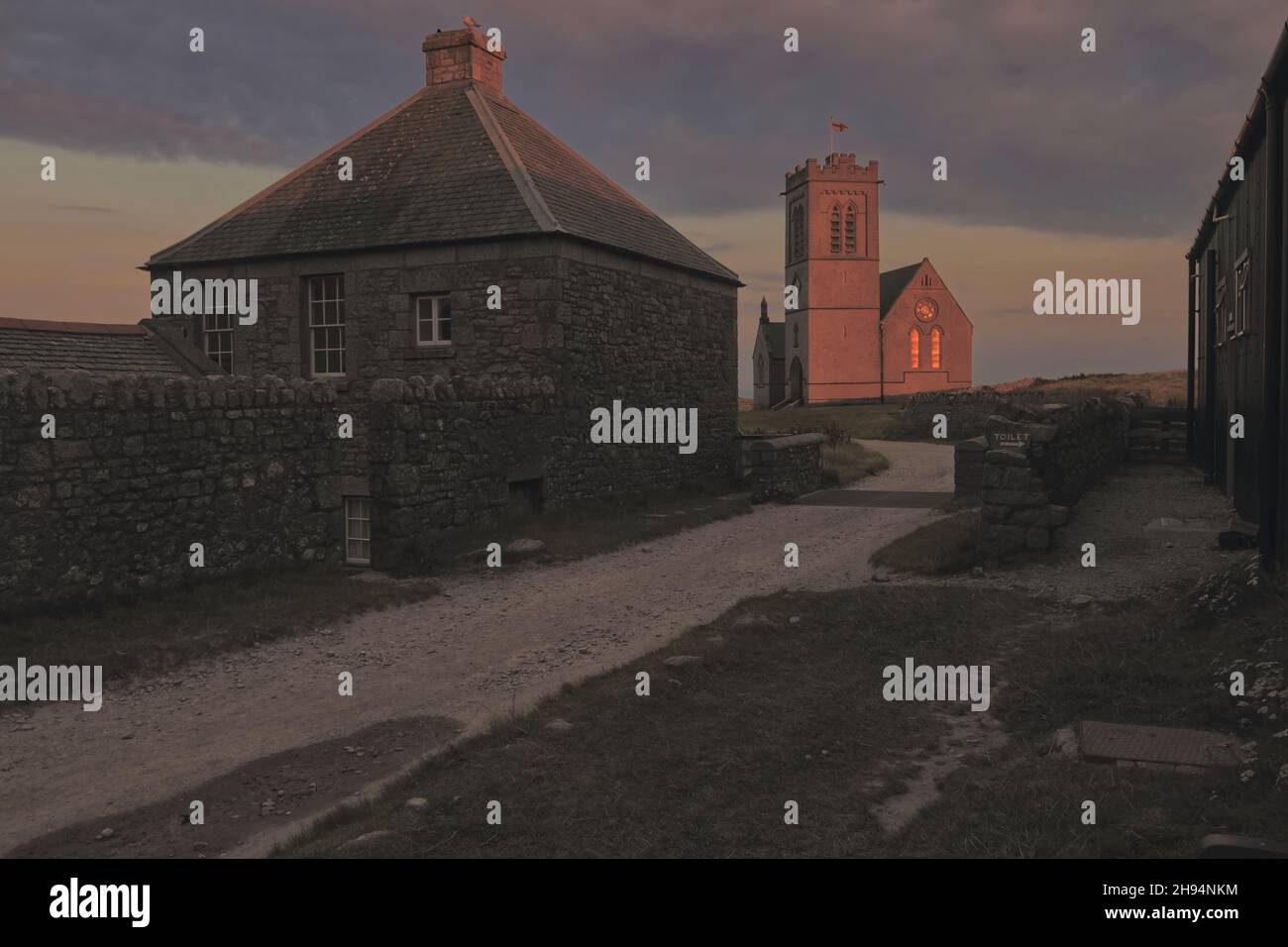 Vues depuis le village de Lundy, les fenêtres de l'église St Helen capent les derniers rayons de lumière du coucher du soleil - Lundy Island, Bristol Channel, Devon, Angleterre, Royaume-Uni Banque D'Images