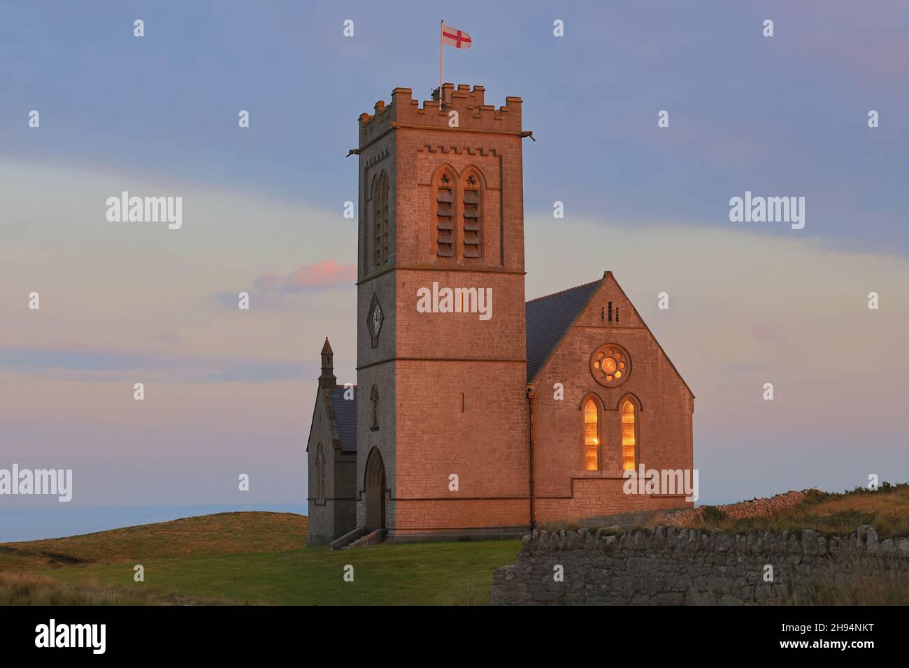 Les fenêtres de l'église St Helen capent les derniers rayons de lumière du coucher du soleil - Lundy Island, Bristol Channel, Devon, Angleterre, Royaume-Uni Banque D'Images