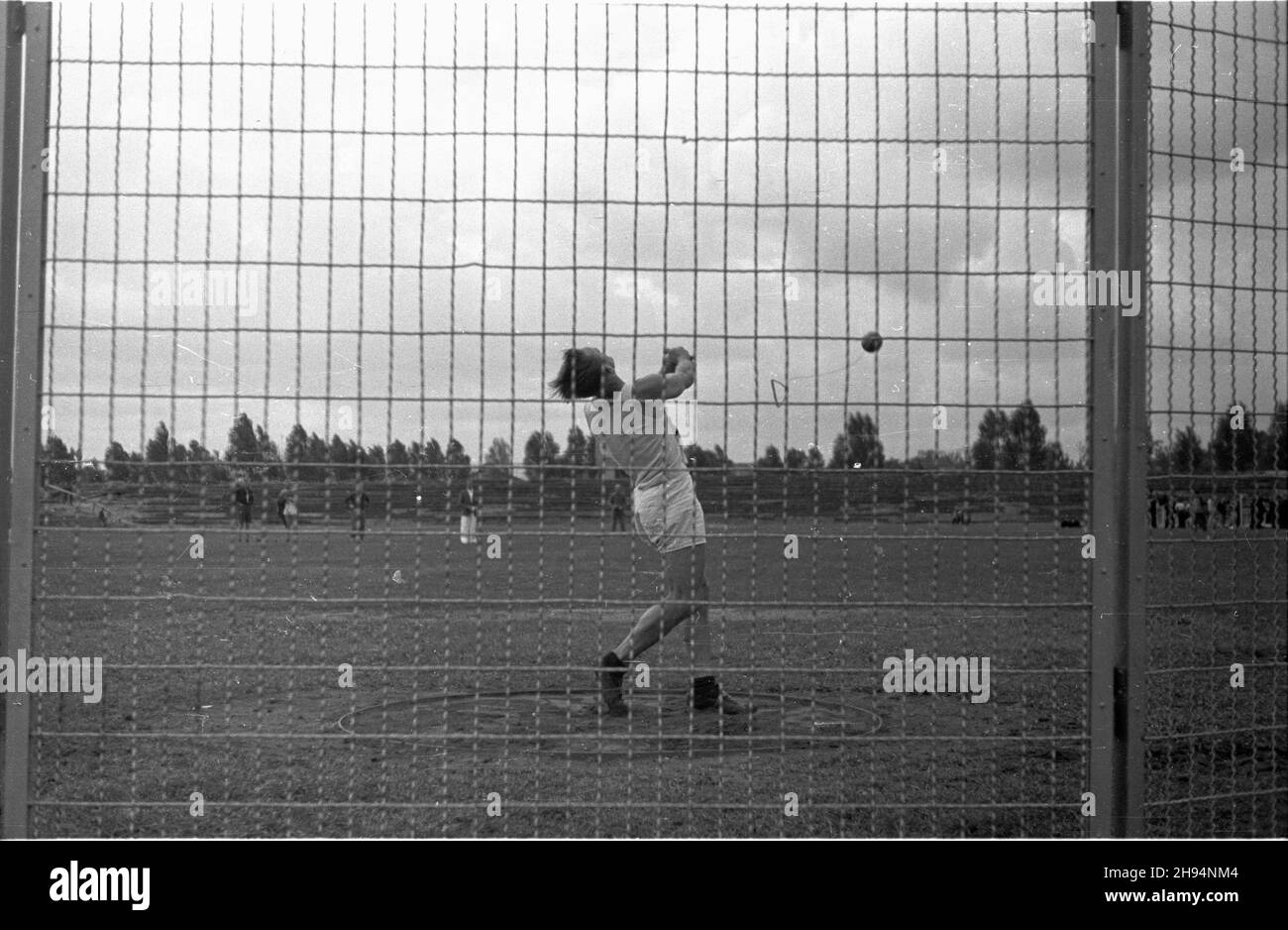 Varsovie, 1947-07-12.Lekkoatletyczne Mistrzostwa Polski mê¿czyzn na stadionie wojskowym klubu sportowego Legia, rozgrywane W dniach 12-13 lipca.NZ. Rzut m³otem. bk/gr PAPVarsovie, le 12 juillet 1947.Le championnat national d'athlétisme masculin sur le stade du club militaire Legia (12 au 13 juillet).Photo : le jet de marteau bk/gr PAP Banque D'Images