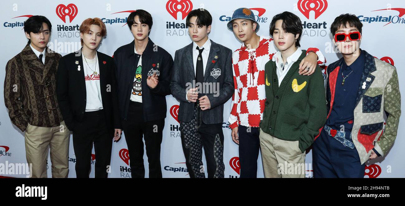 INGLEWOOD, LOS ANGELES, CALIFORNIE, États-Unis - DÉCEMBRE 03 : V, Suga, Jin, Jungkook, RM,Jimin et J-Hope de BTS arrivent à iHeartRadio 102.7 KIIS FM Jingle ball 2021 présenté par Capital One tenu au Forum le 3 décembre 2021 à Inglewood, Los Angeles, Californie, États-Unis.(Photo de Xavier Collin/image Press Agency/Sipa USA) Banque D'Images