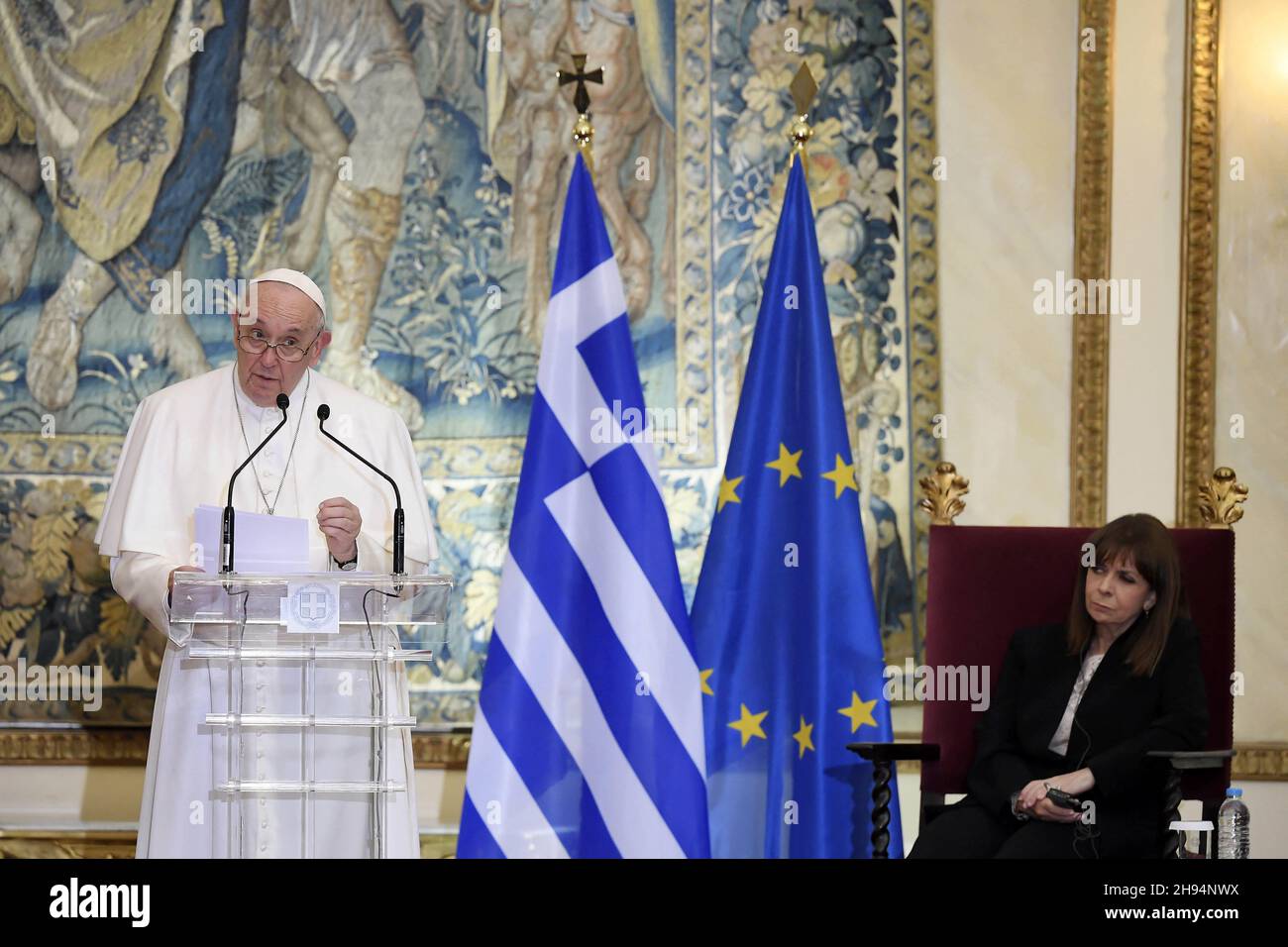 Athènes, Grèce.04e décembre 2021.Le pape François prononce un discours à côté du président grec Katerina Sakellaropoulou au Palais présidentiel d’Athènes, Grèce, le 4 décembre 2021, le premier jour de son voyage de trois jours en Grèce.Le pape François s’adresse aux autorités grecques, aux dirigeants et au corps diplomatique, et exhorte les dirigeants européens à poursuivre un nouvel humanisme qui respecte la vie comme un droit.Photo: Vatican Media/ABACAPRESS.COM crédit: Abaca Press/Alay Live News Banque D'Images