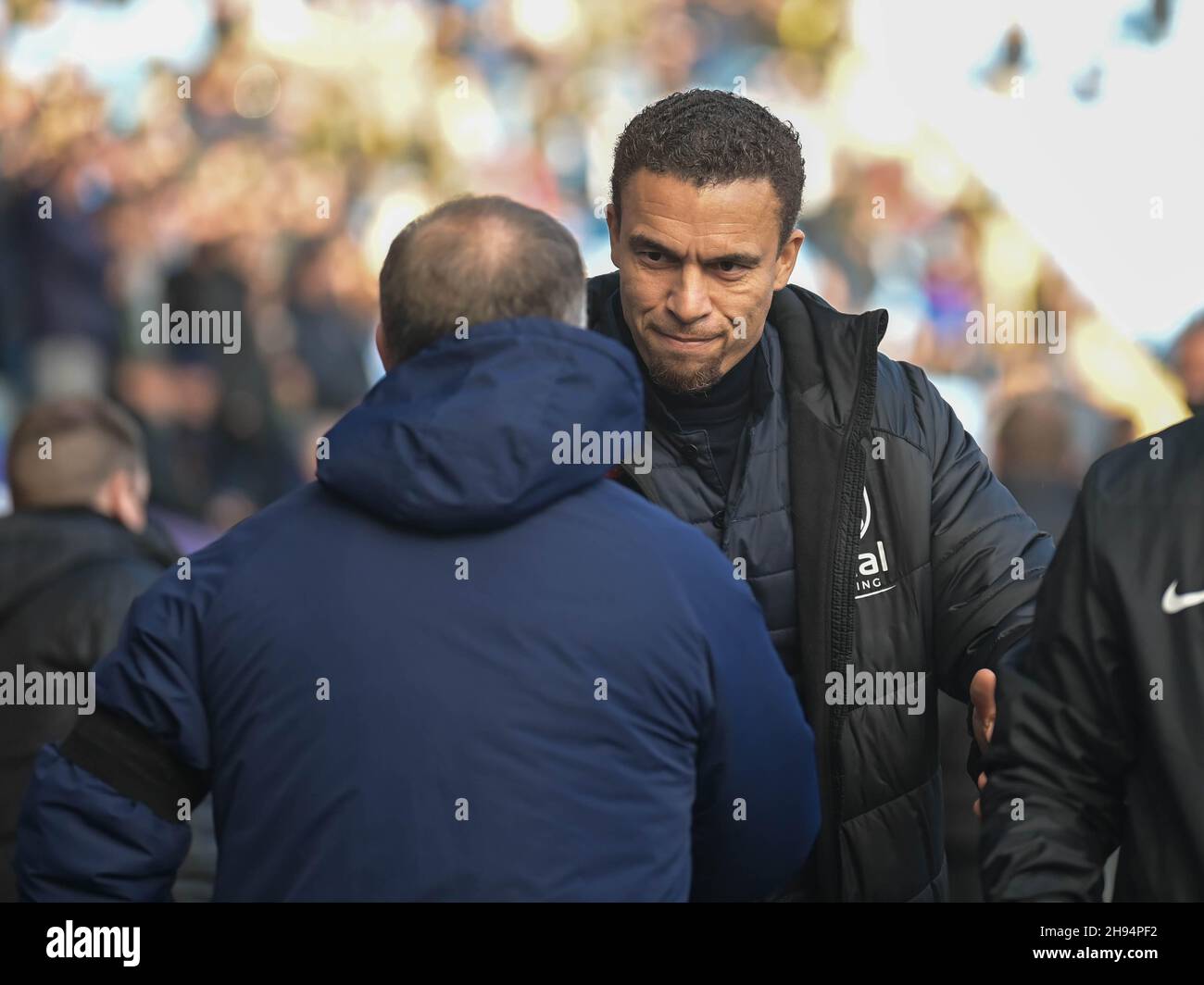Valérien Ismaël, directeur de West Bromwich Albion, et Mark Robins, directeur de Coventry City, se secouent avant de se lancer à la CBS Arena Banque D'Images