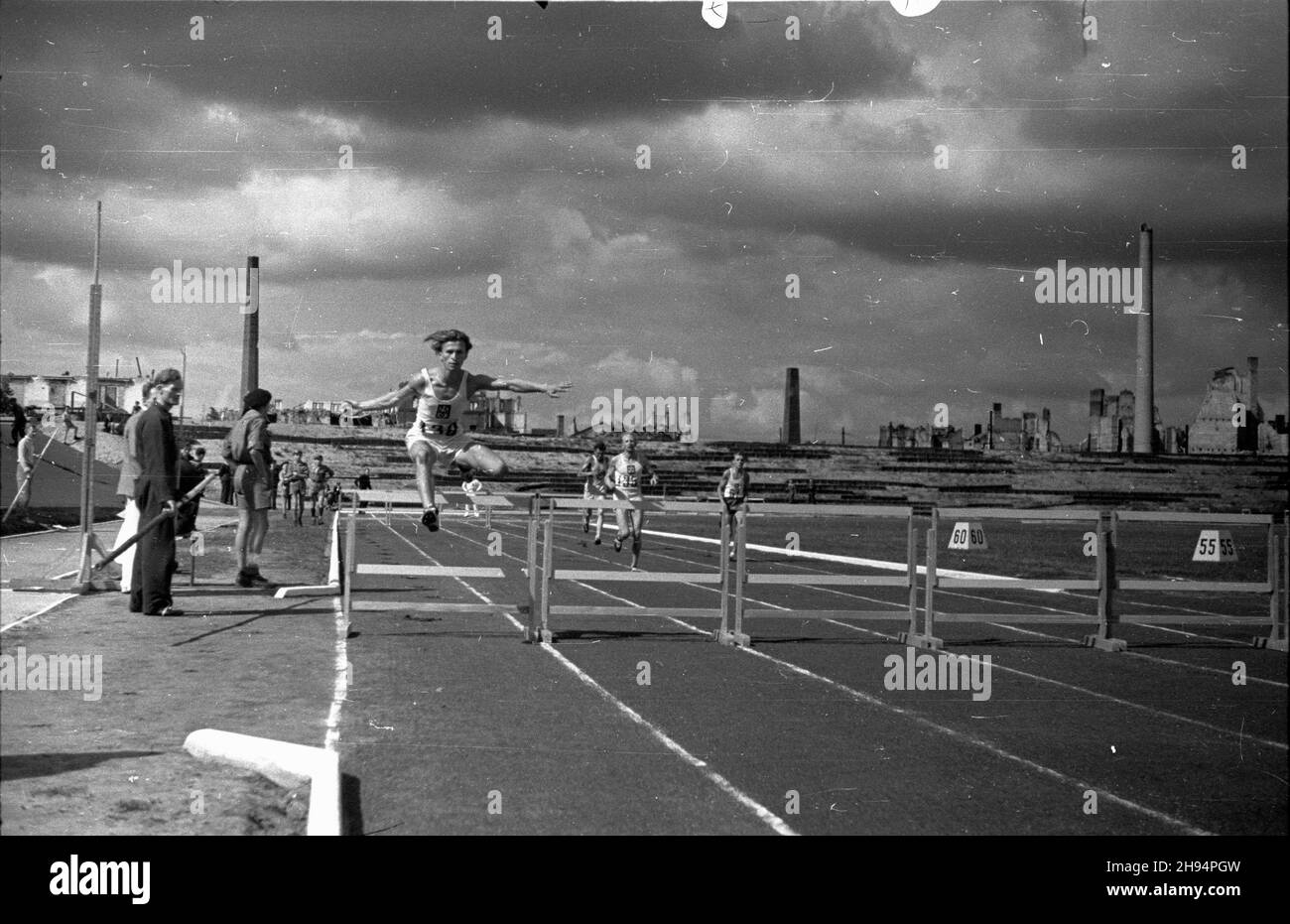 Varsovie, 1947-07-12.Stadion Wojskowego Klubu Sportowego Legia.XXIII Lekkoatletyczne Mistrzostwa Polski Mê¿czyzn, rozgrywane W dn.12-13 lipca.NZ. Bieg przez p³otki na 400 M. bk/ak PAP Warszw, 2 juillet 1947.Le stade Legia du Military Sport Club.Le 23e championnat d'athlétisme masculin de Pologne a joué entre le 12 et le 13 juillet.Photo : 400 m haies. bk/ak PAP Banque D'Images