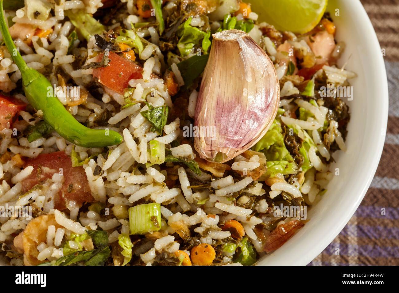 Salade Thoke de Lahpet ou salade de feuilles de thé birmane.Un plat classique du Myanmar. Banque D'Images