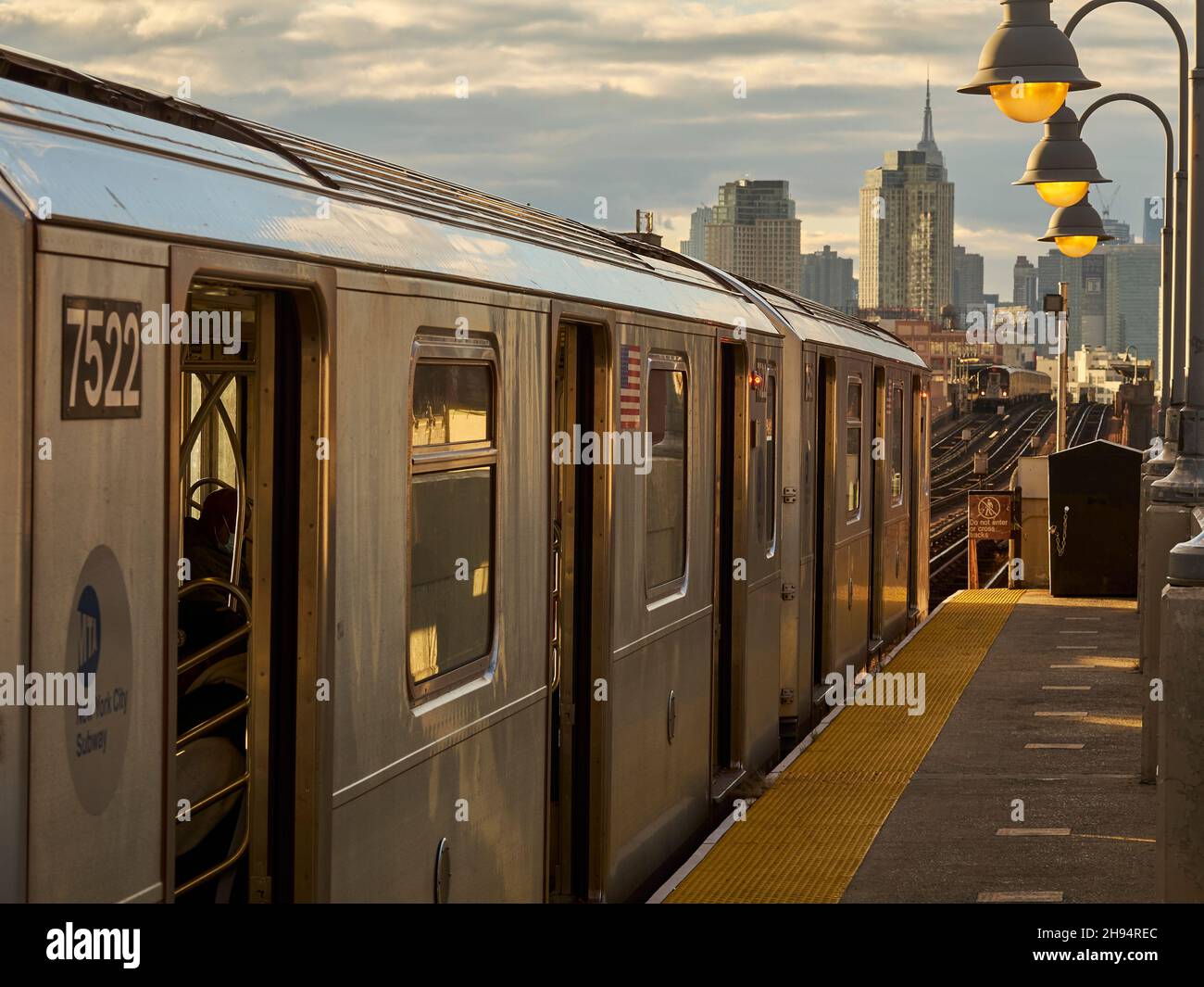 Le train 7 à la 46th Street Station, Sunnyside, Queens, New York City, Etats-Unis Banque D'Images Le train 7 à la 46th Street Station, Sunnyside, Queens, New York City, Etats-Unis Banque D'Images