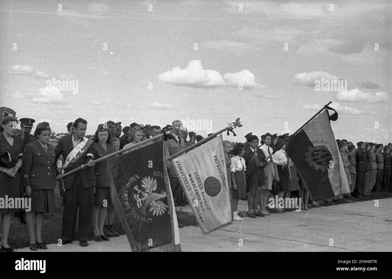 Varsovie, 1947-07-17.Delegacje m.in.Towarzystwa Przyjació³ ¯o³nierza i Zwi¹zku Walki M³odych z pocztami sztandarowymi na lotnisku Okêcie podczas uroczystoœci pogrzebowych gen.Luckjana ¯eliligowskiego. bk/gr PAPVarsovie, le 17 juillet 1947.Des délégués de l'Assiciation des amis soldats et de l'Union des jeunes combattants avec des gardes de couleur à l'aéroport d'Okecie assistent à la cérémonie funéraire du général Lucjan Zelogowski. bk/gr PAP Banque D'Images