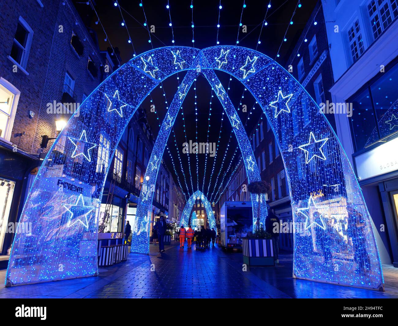 Vue sur les lumières colorées de Noël dans South Molton Street à Mayfair Londres 2021 Banque D'Images