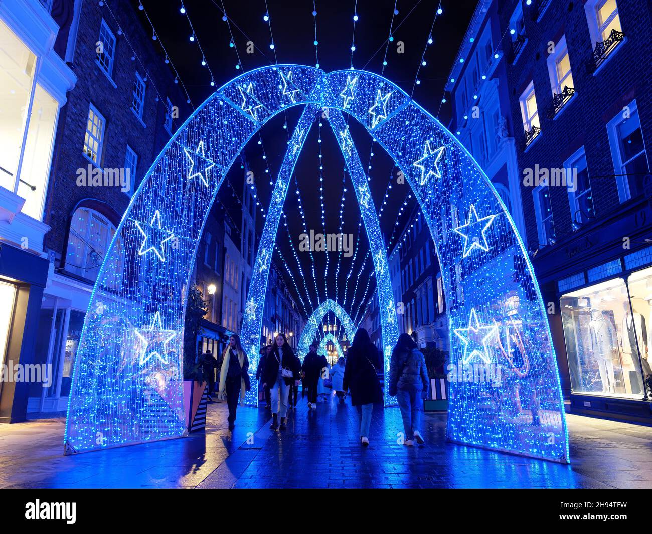 Vue sur les lumières colorées de Noël dans South Molton Street à Mayfair Londres 2021 Banque D'Images