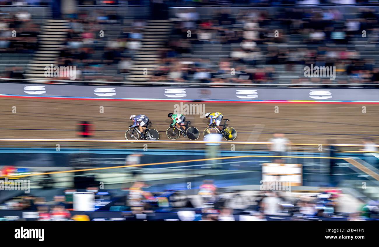 Londres, Royaume-Uni.03ème décembre 2021.Première course de la nuit avec Kevin Quintero Chavarro Columbia, Jair Tjon en Fa Surinam et Rayan Helal France dans le sprint de la mens à l'UCI Track Champions League Round 3 au Vélodrome de Lee Valley, Londres, Angleterre, le 3 décembre 2021.Photo de Phil Hutchinson.Utilisation éditoriale uniquement, licence requise pour une utilisation commerciale.Aucune utilisation dans les Paris, les jeux ou les publications d'un seul club/ligue/joueur.Crédit : UK Sports pics Ltd/Alay Live News Banque D'Images