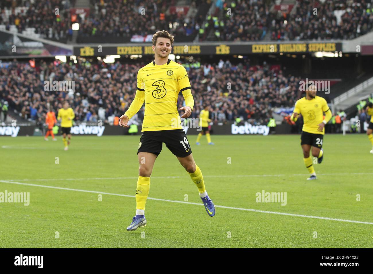 Londres, Royaume-Uni.04e décembre 2021.Mason Mount de Chelsea a obtenu son score en 1-2 et célèbre lors du match de la Premier League entre West Ham United et Chelsea au stade de Londres, au parc olympique Queen Elizabeth, à Londres, en Angleterre, le 4 décembre 2021.Photo de Ken Sparks.Utilisation éditoriale uniquement, licence requise pour une utilisation commerciale.Aucune utilisation dans les Paris, les jeux ou les publications d'un seul club/ligue/joueur.Crédit : UK Sports pics Ltd/Alay Live News Banque D'Images