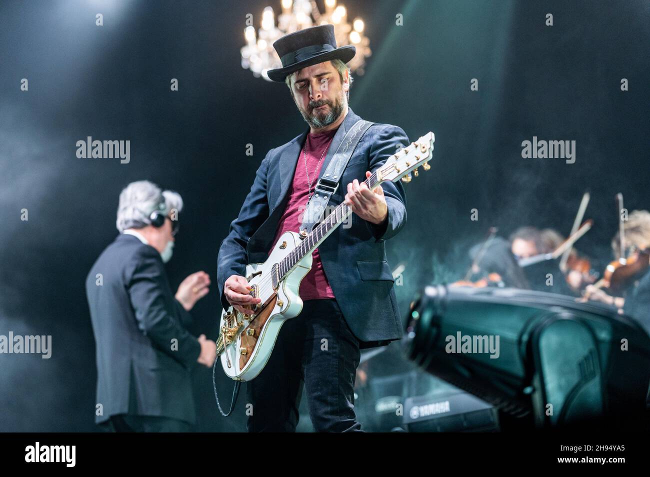 Gran Teatro Geox, Padoue, Italie, 03 décembre 2021,Stefano Verderi guitariste du Vibrazioni. Pendant le Vibrazioni dans Orchestra di e con Beppe Ves Banque D'Images