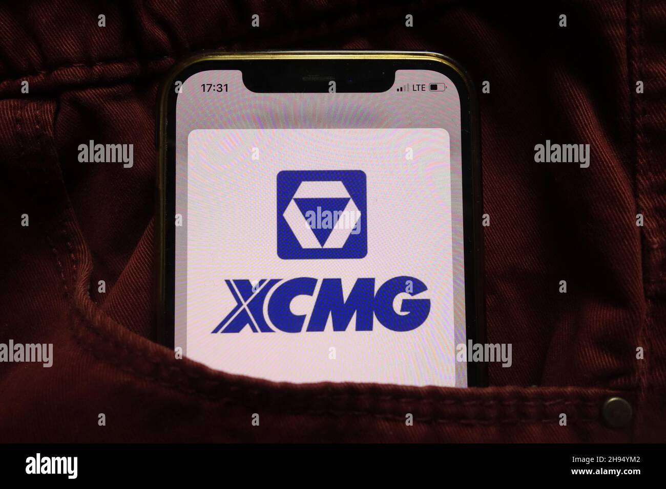 KONSKIE, POLOGNE - 15 septembre 2021 : logo XCMG Construction Machinery affiché sur un téléphone mobile caché dans une poche de jeans Banque D'Images