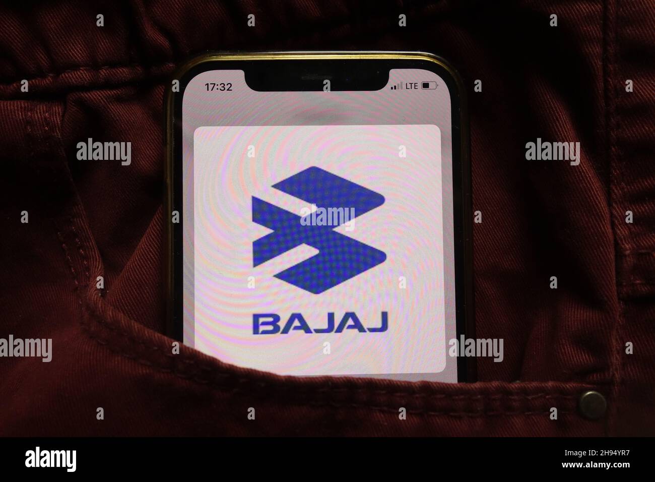 KONSKIE, POLOGNE - 15 septembre 2021 : logo Bajaj Auto Limited affiché sur un téléphone mobile caché dans une poche de jeans Banque D'Images