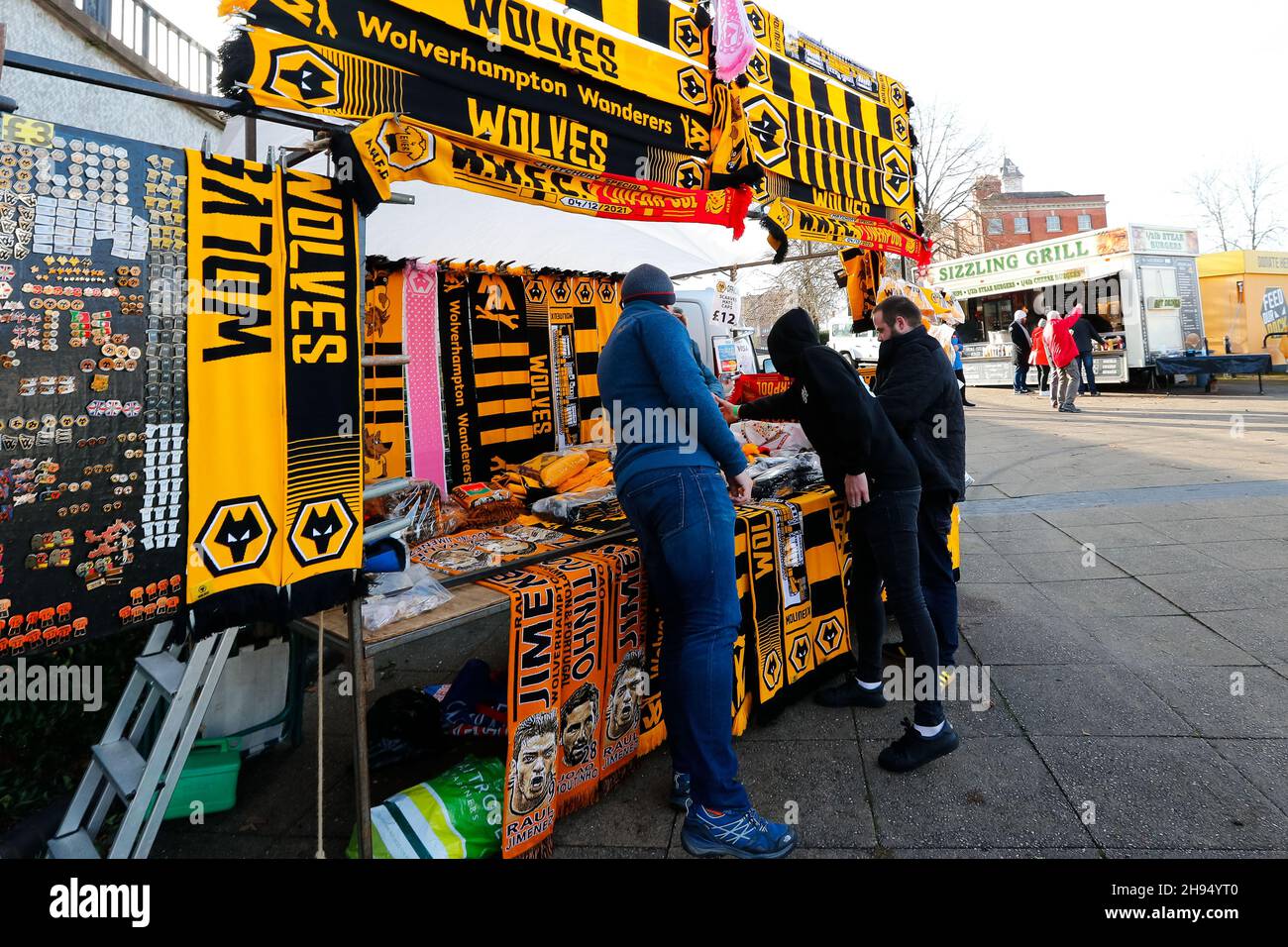 Wolverhampton, Royaume-Uni.04e décembre 2021.4 décembre 2021 ; Molineux Stadium, Wolverhampton, West Midlands, Angleterre ;Premier League football, Wolverhampton Wanderers versus Liverpool ; Un vendeur de rue vend des foulards et des souvenirs à l'extérieur du stade Molineux avant le coup d'envoi crédit : action plus Sports Images/Alay Live News Banque D'Images