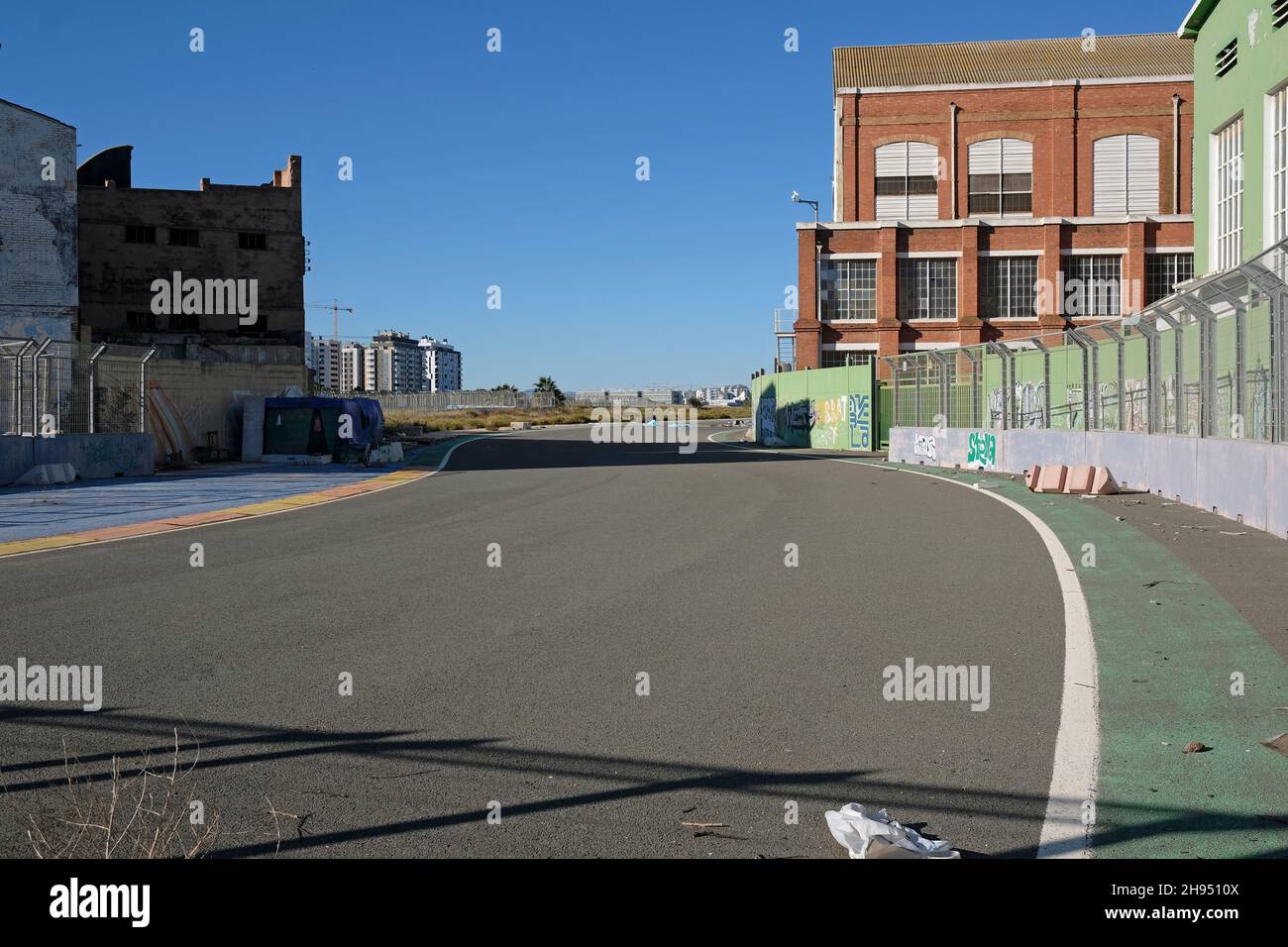 Valence, Espagne - 10 novembre 2021 : circuit abandonné à Valence, Espagne, par une journée ensoleillée. Banque D'Images