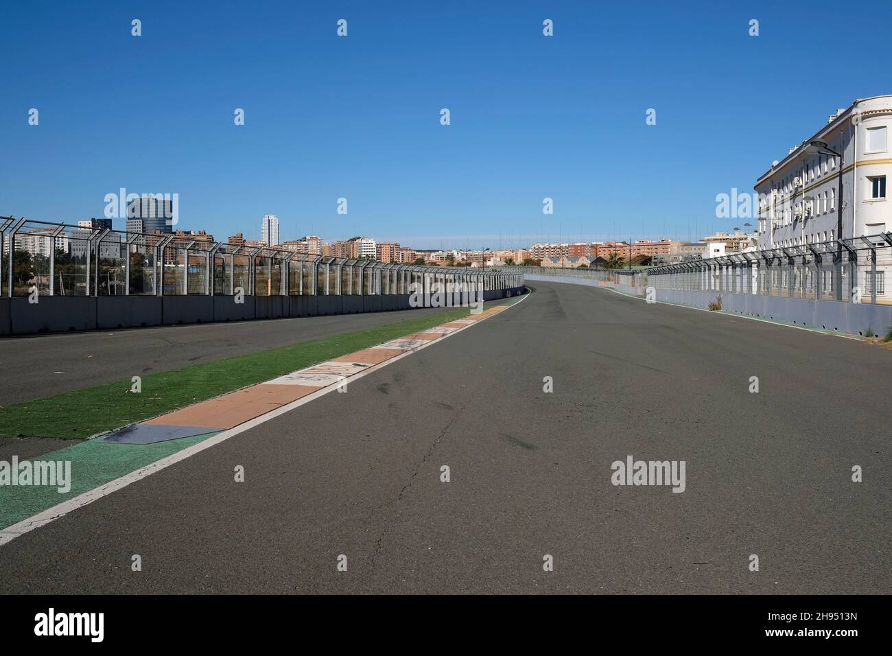 Valence, Espagne - 10 novembre 2021 : circuit abandonné à Valence, Espagne, par une journée ensoleillée. Banque D'Images
