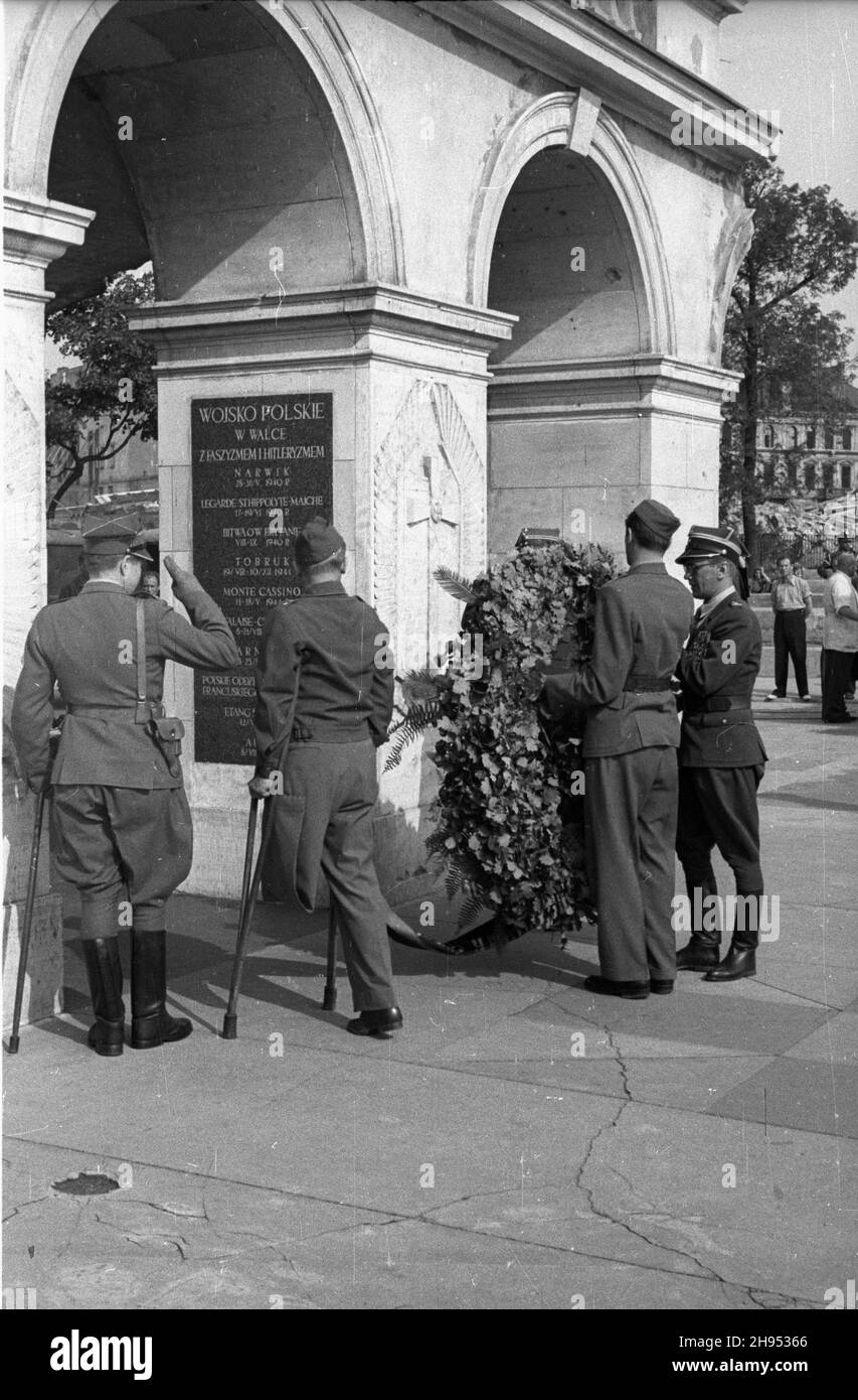 Varsovie, 1947-07-21.Plac Zwyciêstwa.Uroczystoœæ poœwiêcenia sztandaru Zarz¹du G³ównego Zwi¹zku Inwalidów Wojennych RP.NZ. z³o¿enie wieñca przed Grobem Nieznanego ¯o³nierza. bk/ak PAP Varsovie, 21 juillet 1947.Place Zwyciestwa.Une cérémonie de consécration du drapeau exécutif principal de l'Union des invalides de guerre de Pologne.Photo : pose de la couronne à la tombe du soldat inconnu. bk/ak PAP Banque D'Images