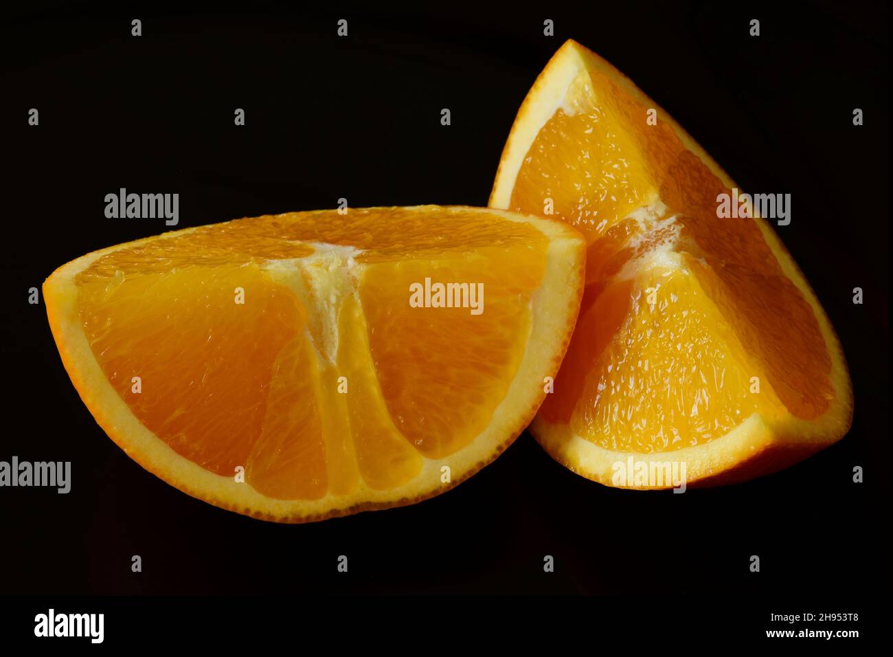 Tranches isolées de fruits d'orange mûr en vue macro.Fond noir. Zeste d'orange blanc et jaune. Concept de vitamine et de saine alimentation. Image de la vie Banque D'Images