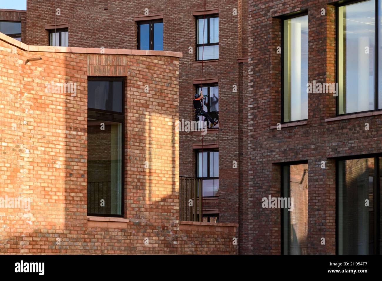 Nettoyant pour fenêtres au travail (abseiler, nouveau logement, immeuble d'appartements en hauteur, sécurité) - quartier Hudson, centre-ville de York, North Yorkshire, Angleterre Royaume-Uni. Banque D'Images