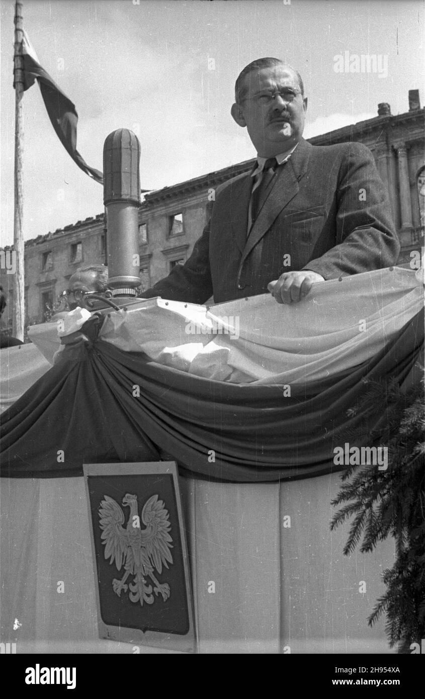 Varsovie, 1947-07-22.22 lipca - Œwiêto Odrodzenia Polski.Na placu Zwyciêstwa odby³o siê uroczyste oddanie do u¿ytku pierwszych 30 traktorów z fabripyki W Ursusie.NZ. ministre przemys³u i handlu Hilary Minc. bk/pp PAPVarsovie, le 22 juillet 1947.Pologne restitution anniversaire célébré sur la place Zwyciestwa (victoire).L'usine Ursus présente sa première sortie de 30 tracteurs prêts à l'emploi.Photo : Hilary Minc. bk/pp PAP, ministre de l'Industrie et du Commerce Banque D'Images