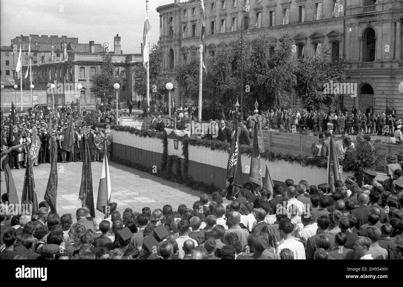 Varsovie, 1947-07-22.22 lipca - Œwiêto Odrodzenia Polski.Na placu Zwyciêstwa odby³o siê uroczyste oddanie do u¿ytku pierwszych 30 traktorów z fabripyki W Ursusie.NZ. na trybunie przedstawiciele w³adz pañstwowych, m.in. ministre przemys³u i handlu Hilary Minc (przy mikrofonie) przemawia do licznie zebranych mieszkañców miasta.W tle Hotel Europejski. bk/pp PAPVarsovie, le 22 juillet 1947.Pologne restitution anniversaire célébré sur la place Zwyciestwa (victoire).L'usine Ursus présente sa première sortie de 30 tracteurs prêts à l'emploi.Photo : sur les représentants de la tribune de l'auteur de l'État Banque D'Images