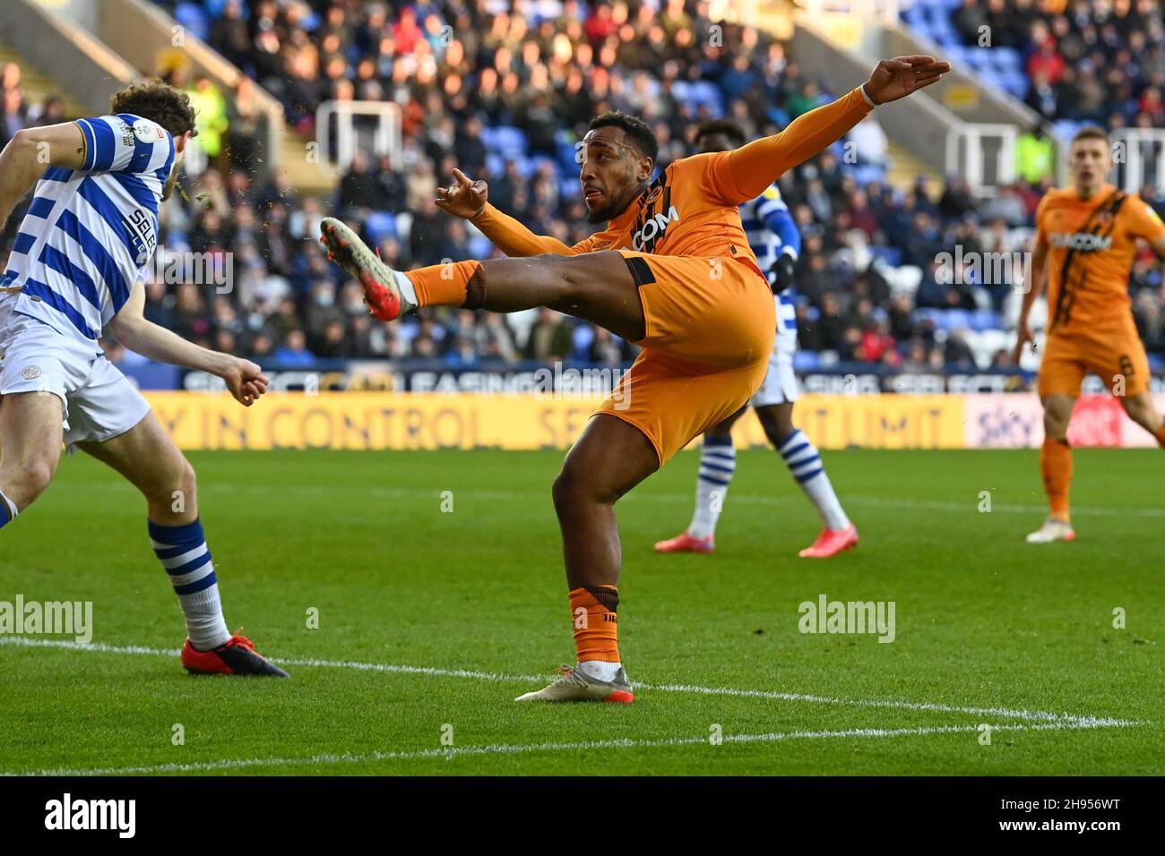 Mallik Wilks #7 de la ville de Hull a des scores, mais est exclu pour le côté opposé Banque D'Images