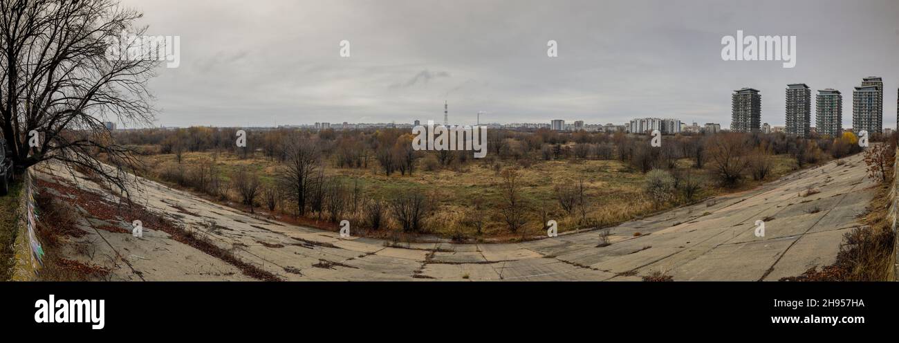 Panorama avec le plus grand delta urbain d'Europe, le parc naturel de Văcăreşti à Bucarest, Roumanie. Banque D'Images
