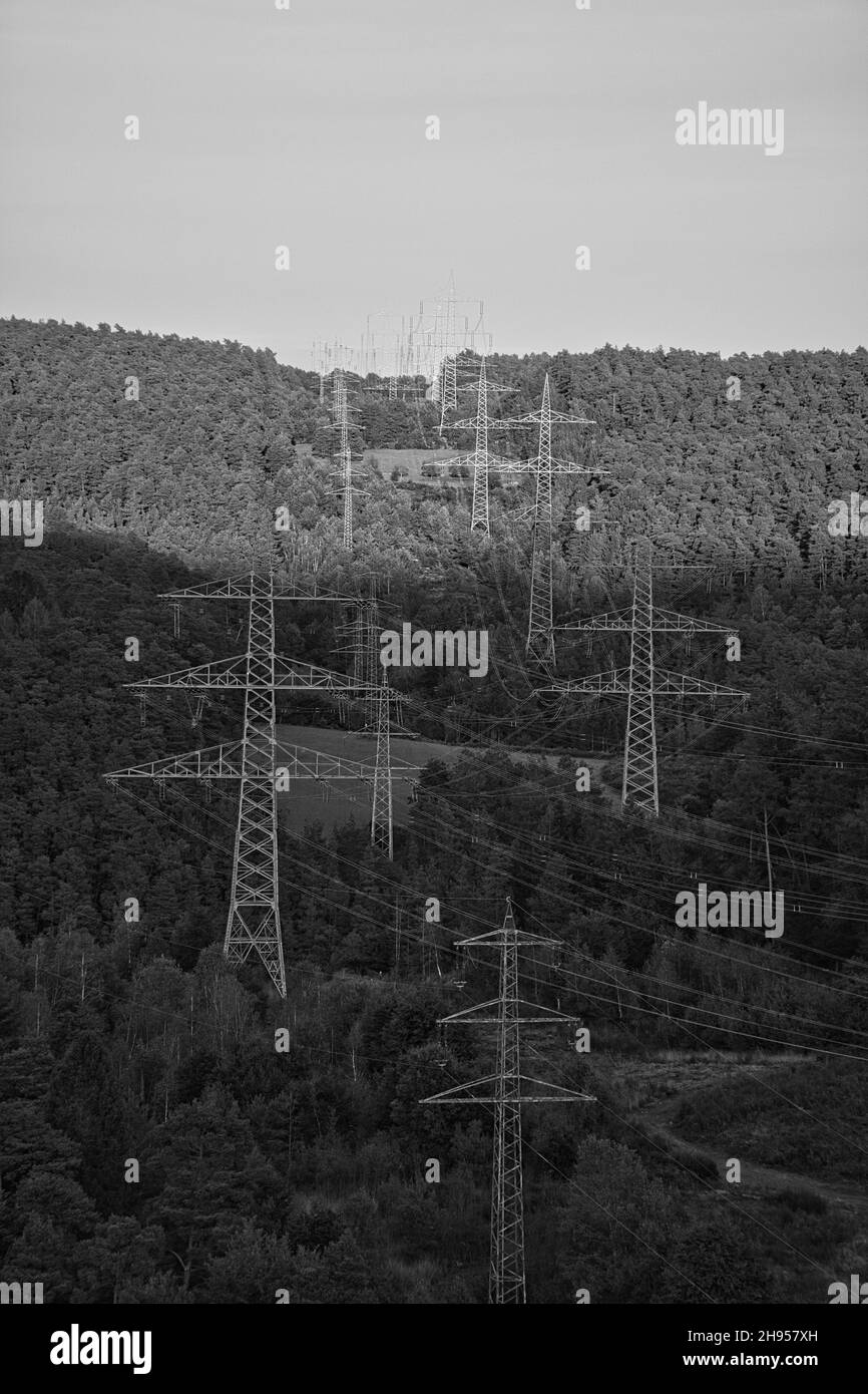 Lignes électriques aériennes haute tension réparties dans tout le pays.Transport d'énergie de 380 KV. Banque D'Images