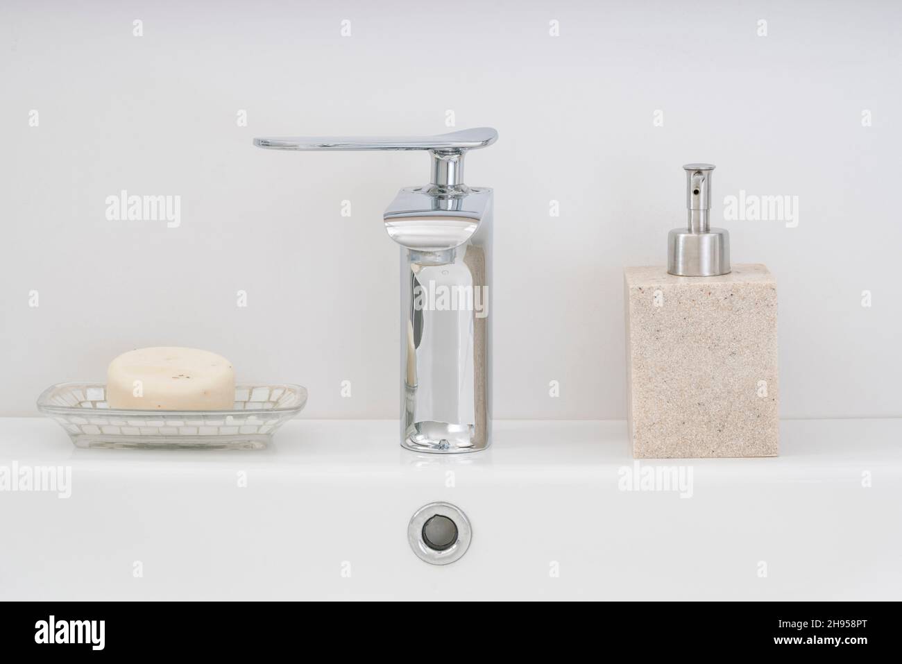 lavabo de salle de bains, robinets et savons sur blanc et propre lavabo de salle de bains. intérieur de la maison Banque D'Images