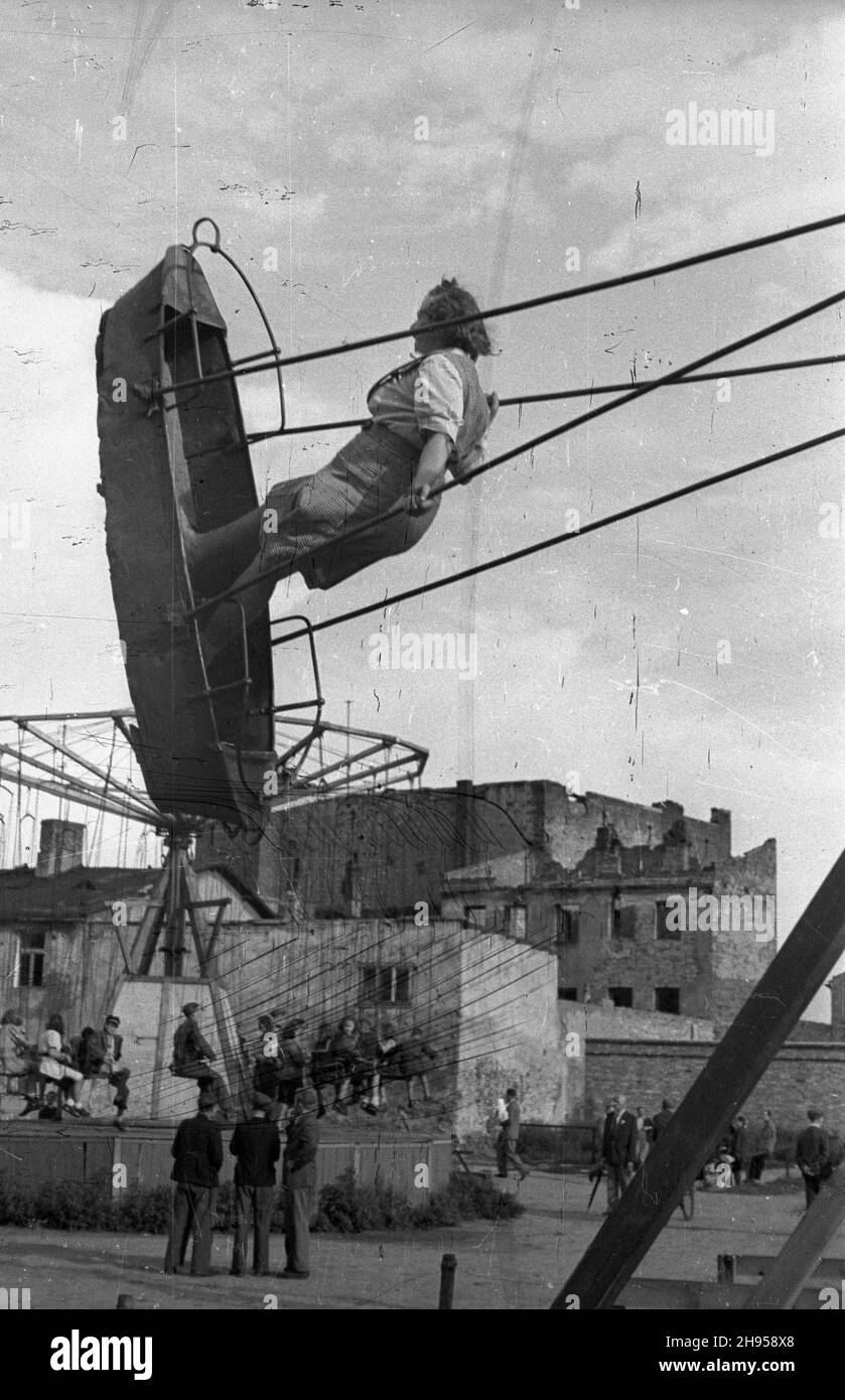 Varsovie, 1947-07-27.Huœtawka i karuzela na placu W rejonie ulic: Polnej i Mokotowskiej. wb/gr PAPVarsovie, le 27 juillet 1947.Balançoires et un tour de joie sur une aire de jeux près de l'angle des rues Polna et Mokotowska. wb/gr PAP Banque D'Images