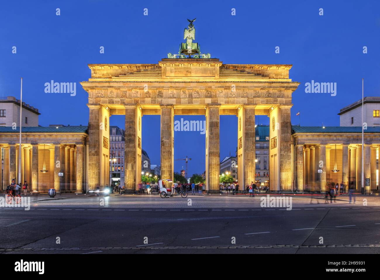Porte de Brandebourg (Brandenburger Tor) à Berlin, Allemagne la nuit. Banque D'Images